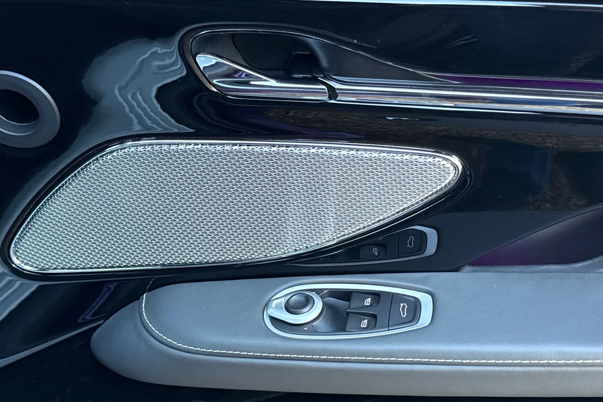 Aston Martin DB12 thumbnail image number 43