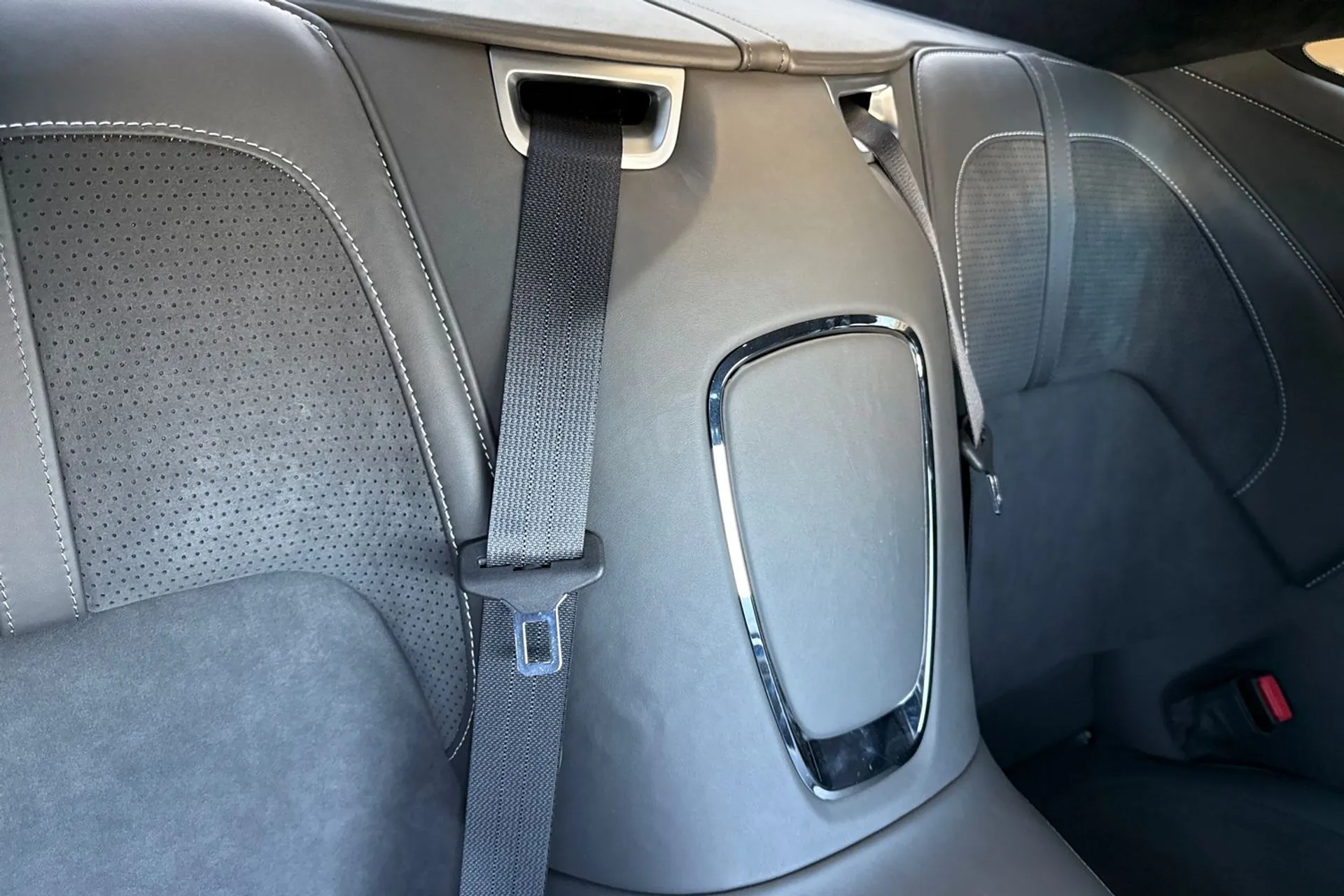 Aston Martin DB12 thumbnail image number 28