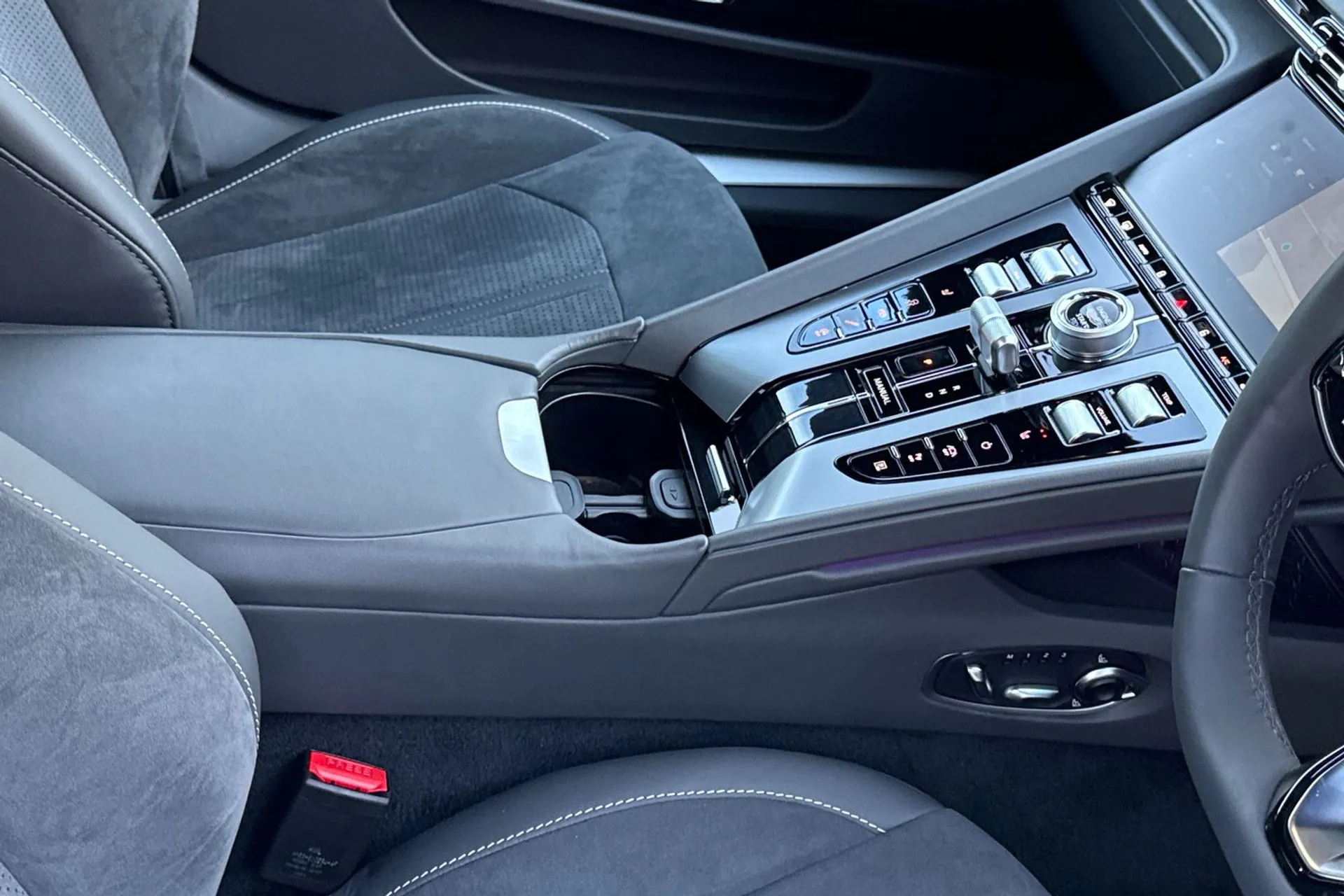 Aston Martin DB12 thumbnail image number 33