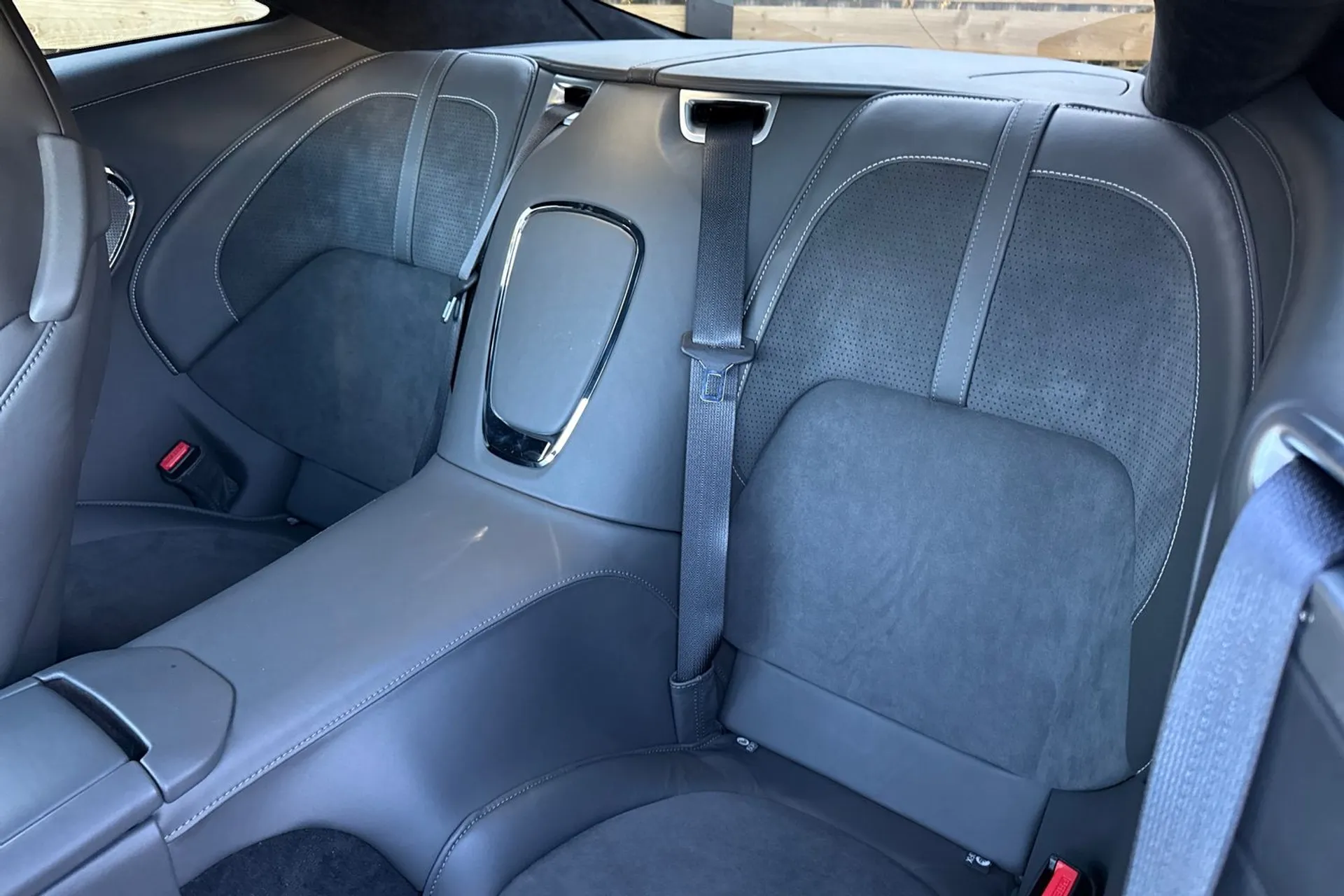 Aston Martin DB12 thumbnail image number 40