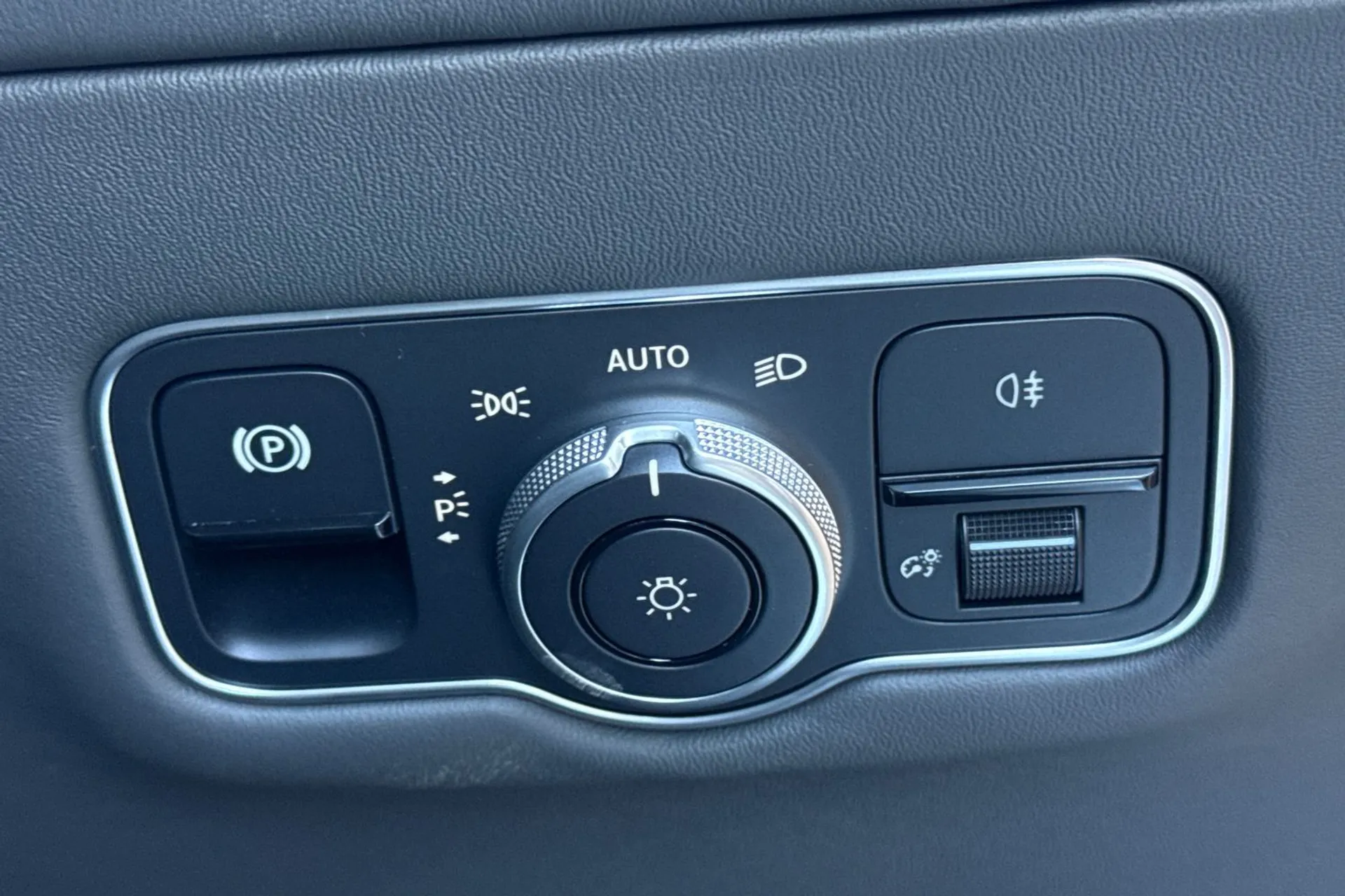 Aston Martin DB12 thumbnail image number 46