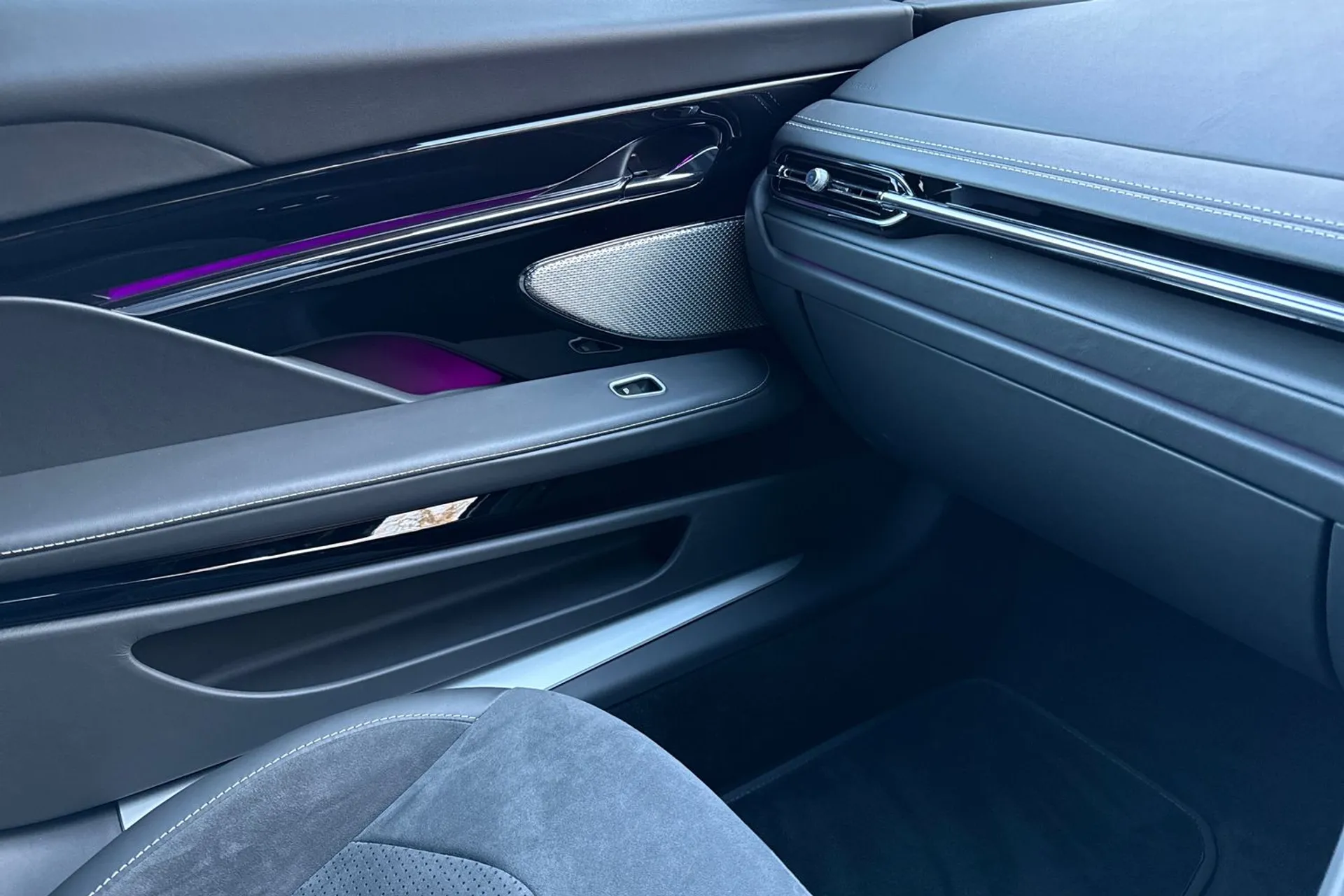 Aston Martin DB12 thumbnail image number 56