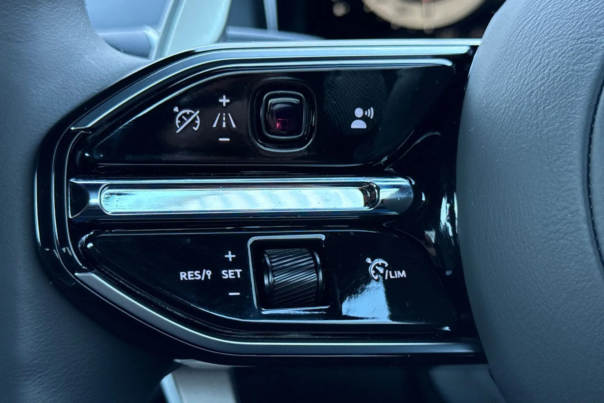 Aston Martin DB12 thumbnail image number 23