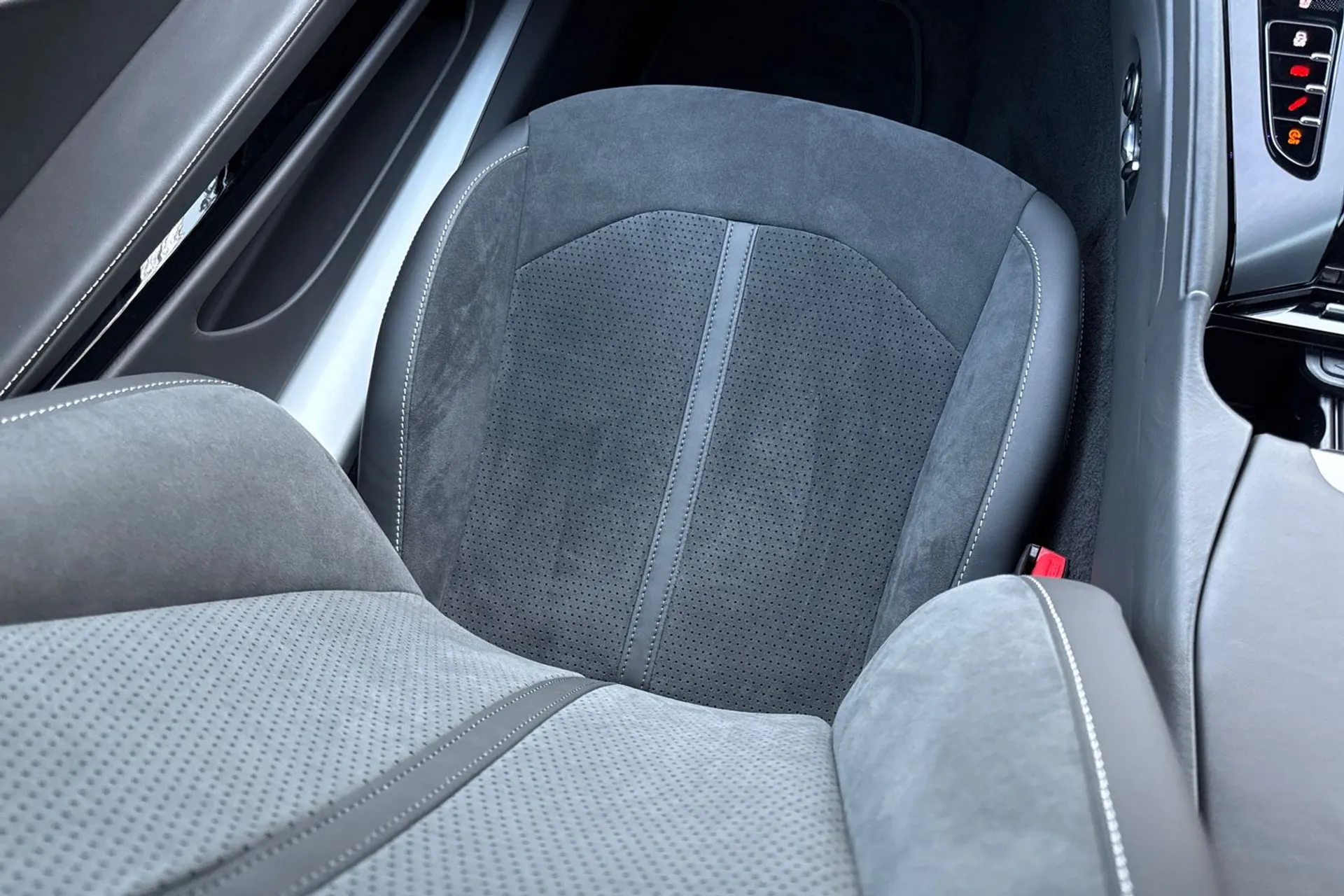 Aston Martin DB12 thumbnail image number 45