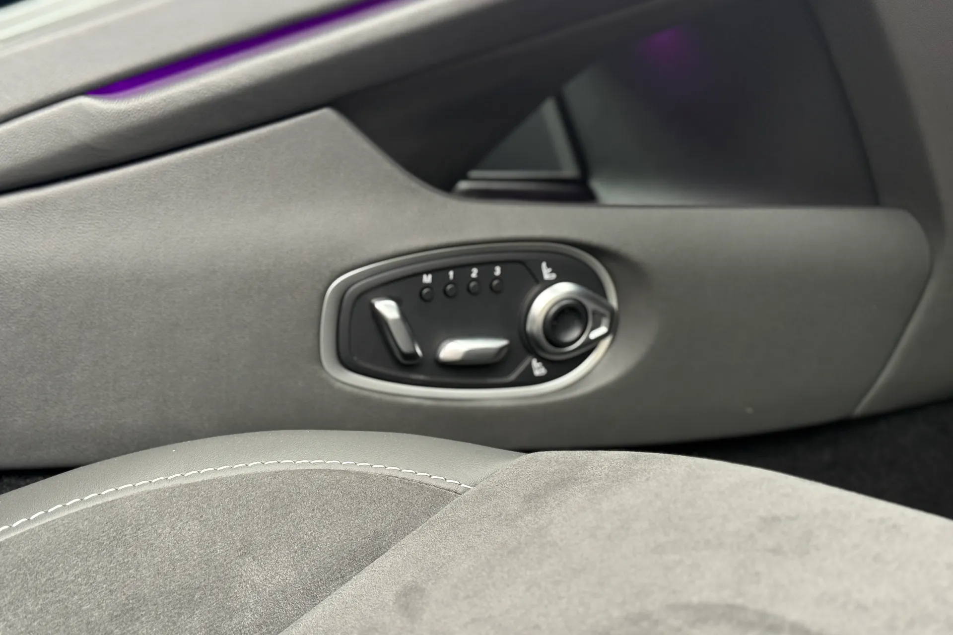 Aston Martin DB12 thumbnail image number 35