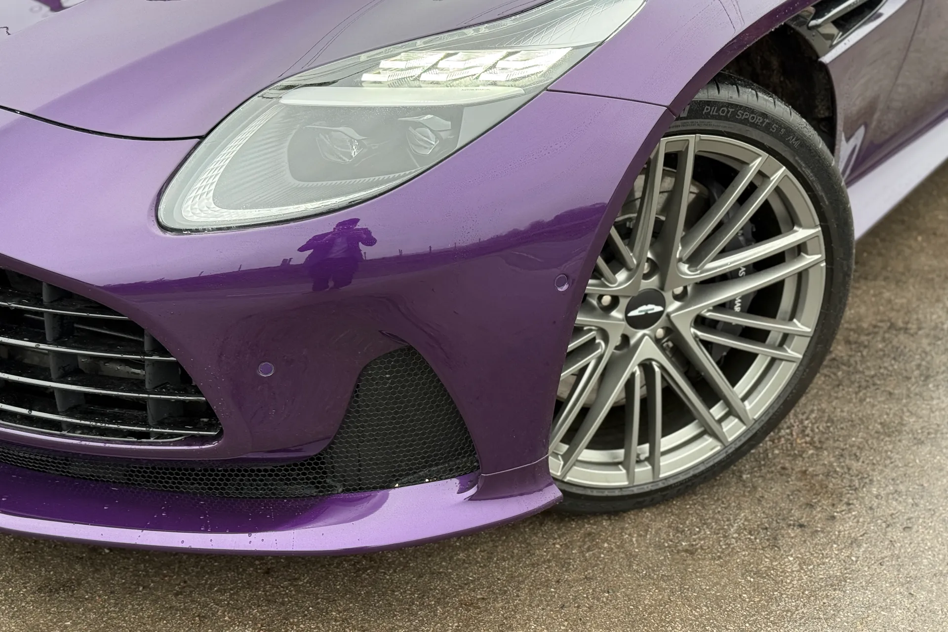 Aston Martin DB12 thumbnail image number 2