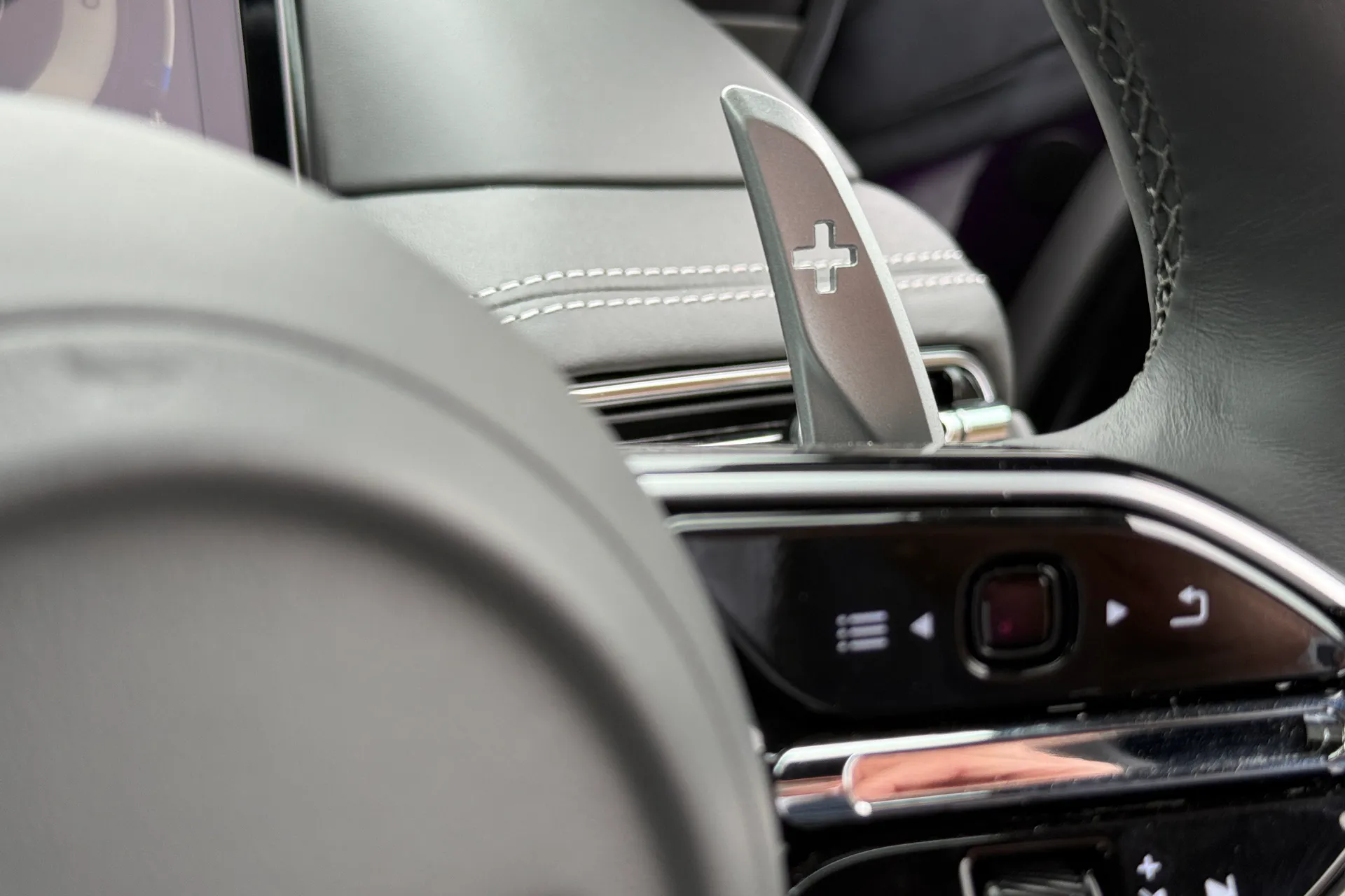 Aston Martin DB12 thumbnail image number 20