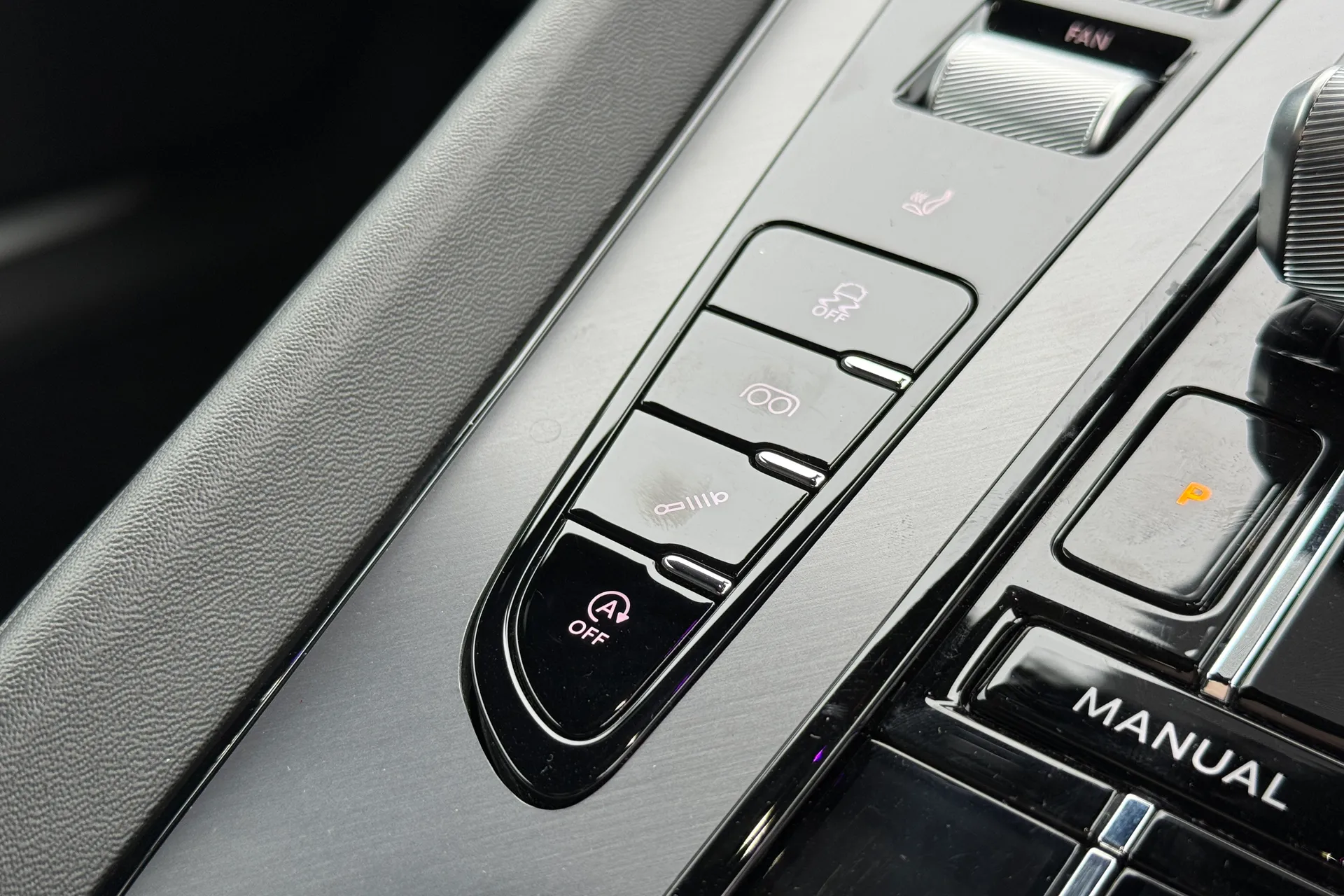 Aston Martin DB12 thumbnail image number 19