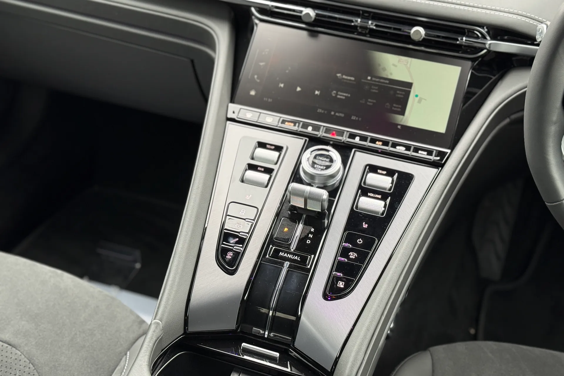 Aston Martin DB12 thumbnail image number 28