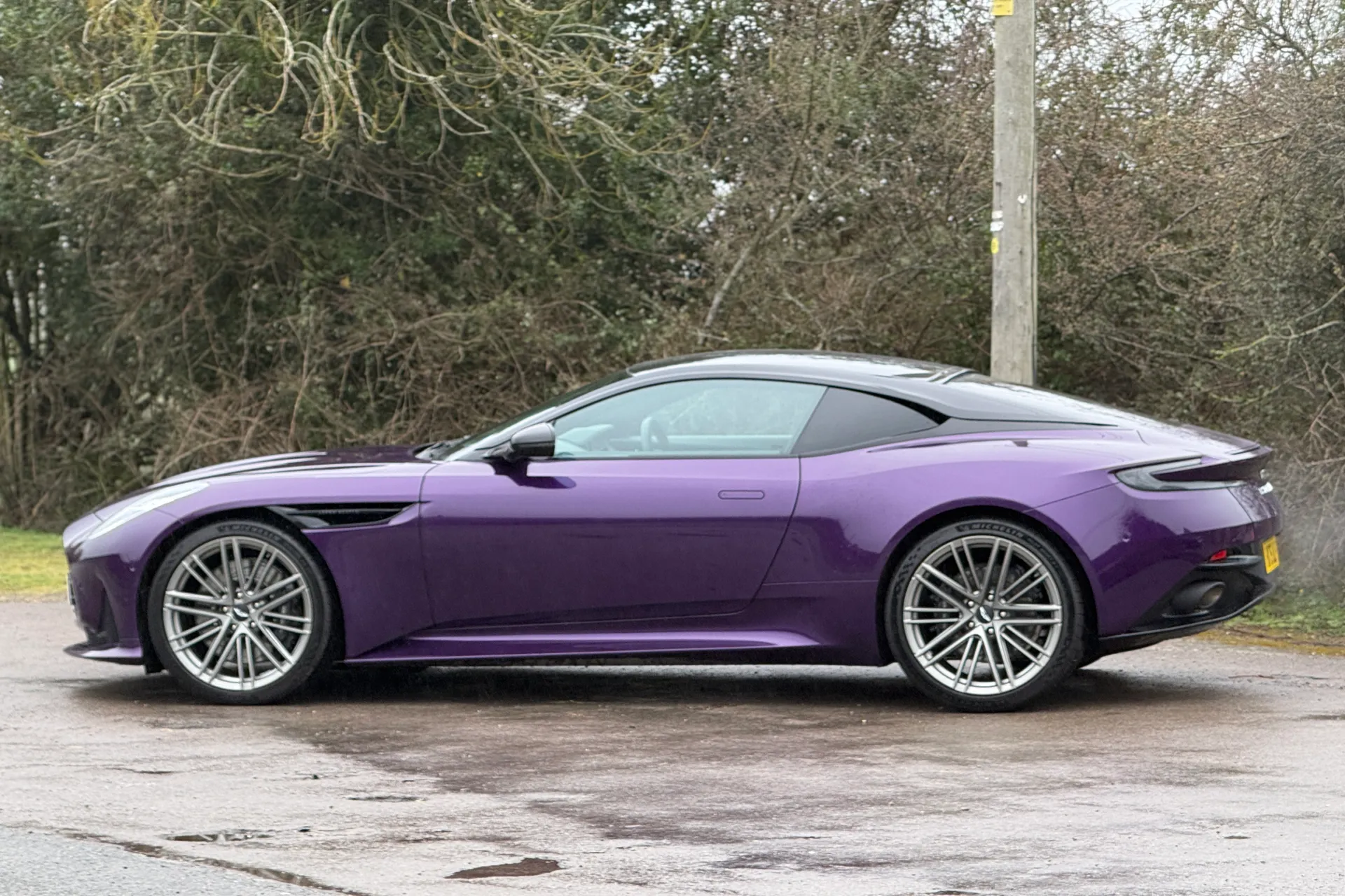 Aston Martin DB12 thumbnail image number 32