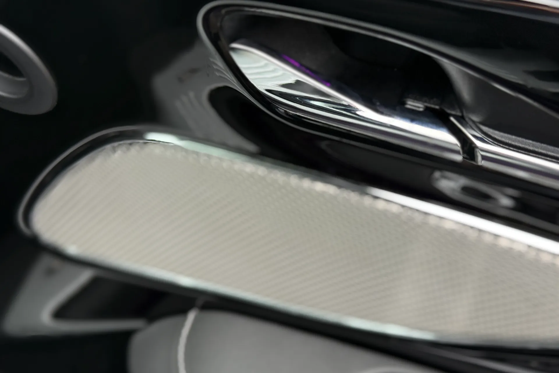 Aston Martin DB12 thumbnail image number 23