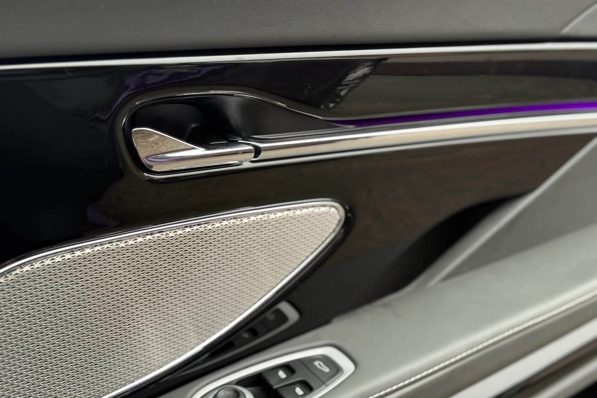 Aston Martin DB12 thumbnail image number 22