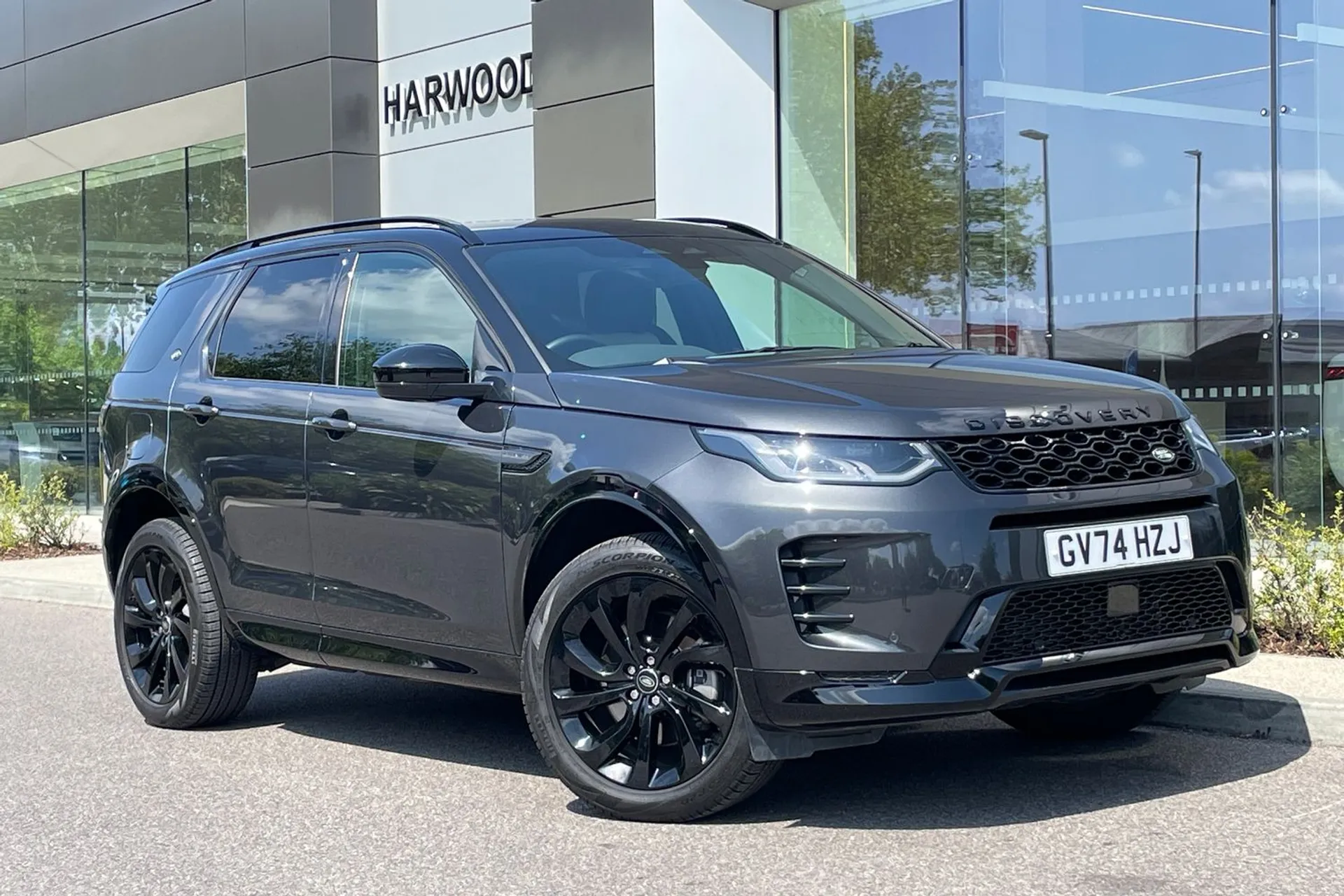 LAND ROVER DISCOVERY SPORT focused image
