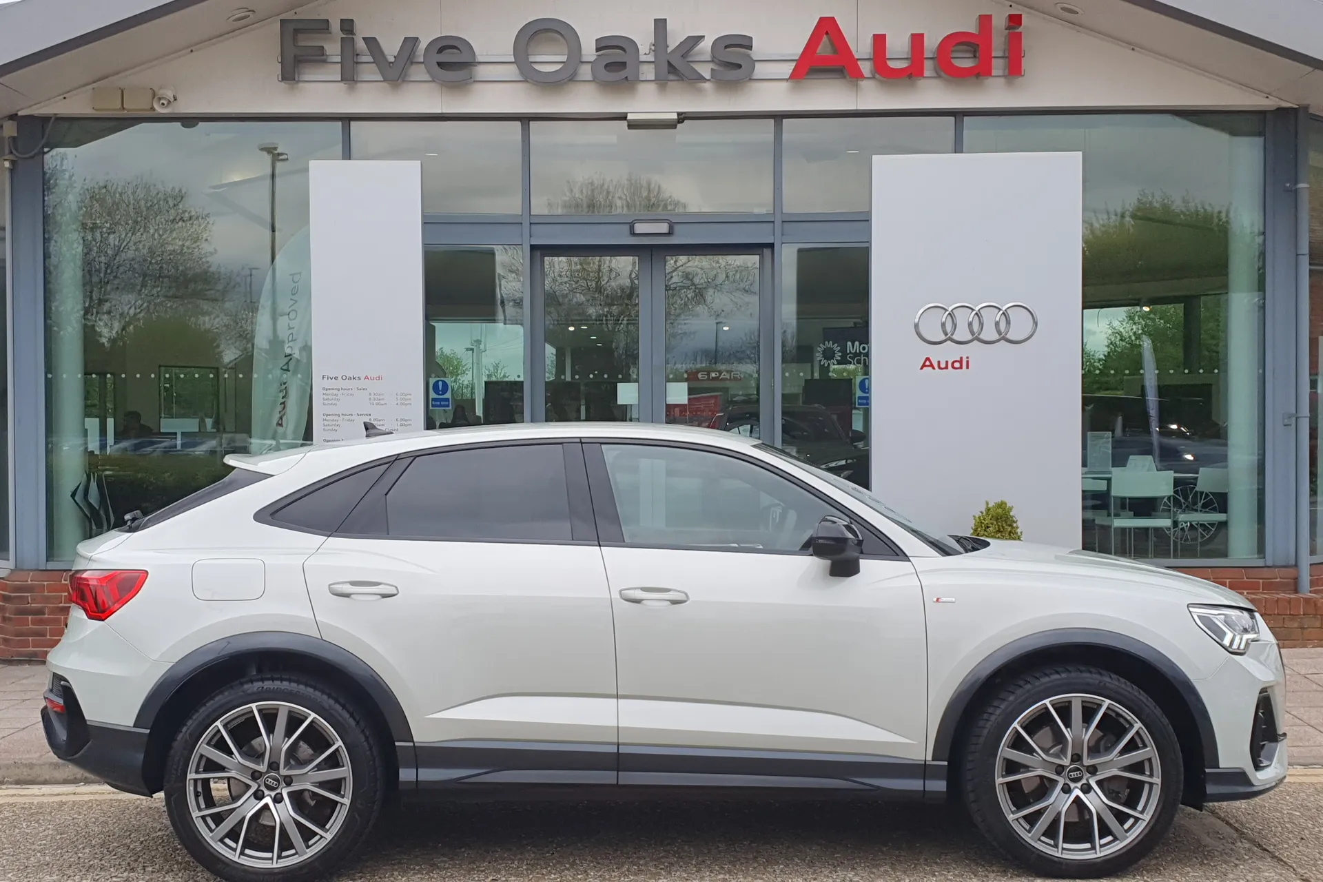 Audi Q3 thumbnail image number 2