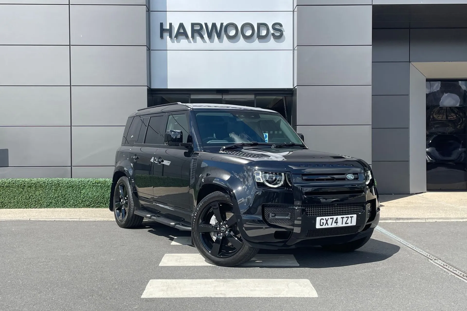 LAND ROVER DEFENDER focused image
