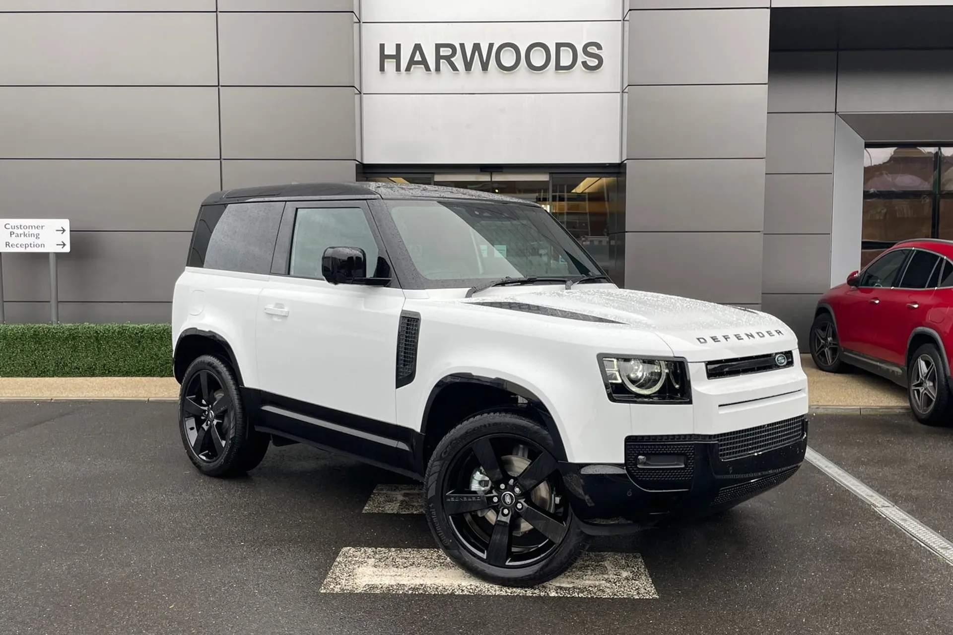 LAND ROVER DEFENDER focused image