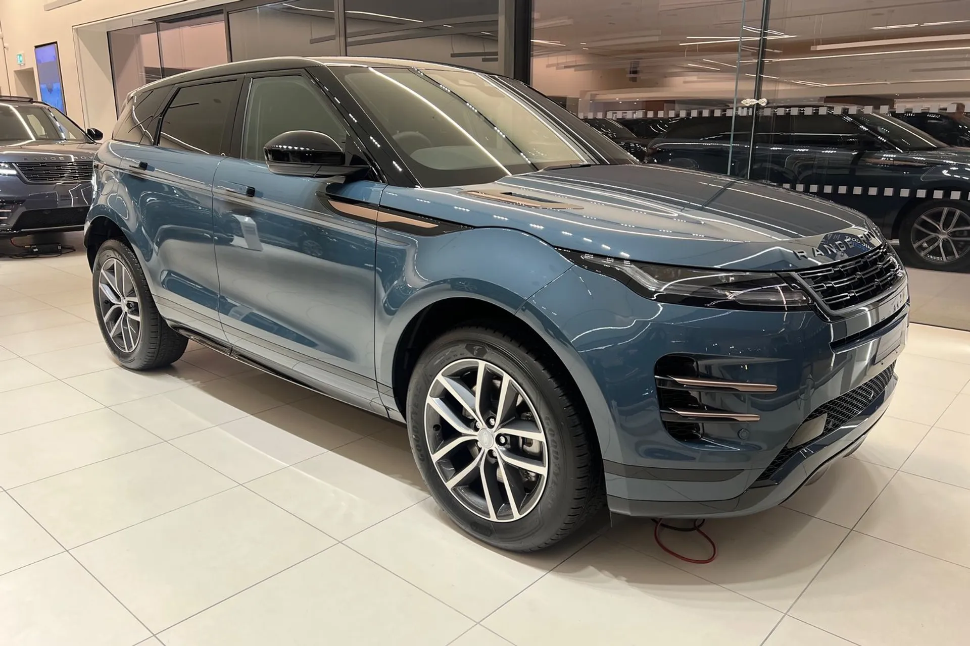 LAND ROVER RANGE ROVER EVOQUE focused image