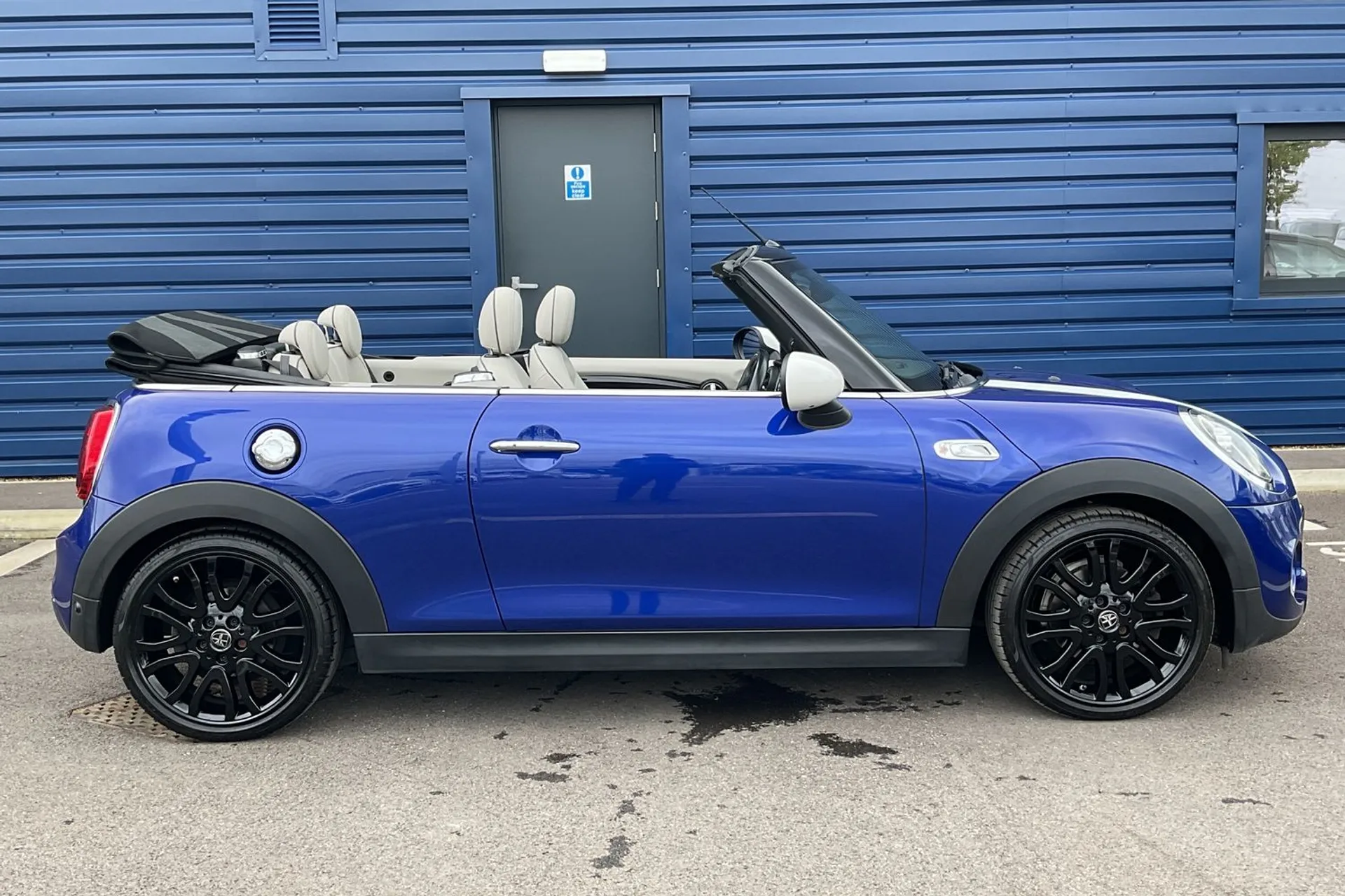 MINI CONVERTIBLE thumbnail image number 2