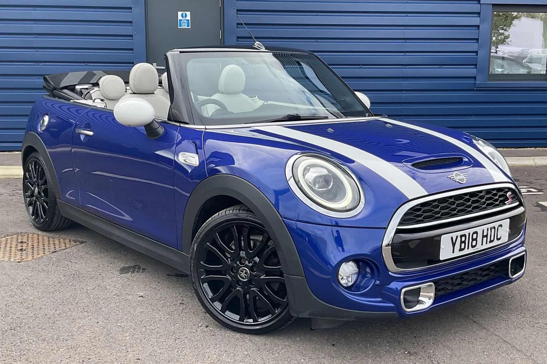 MINI CONVERTIBLE thumbnail image number 6