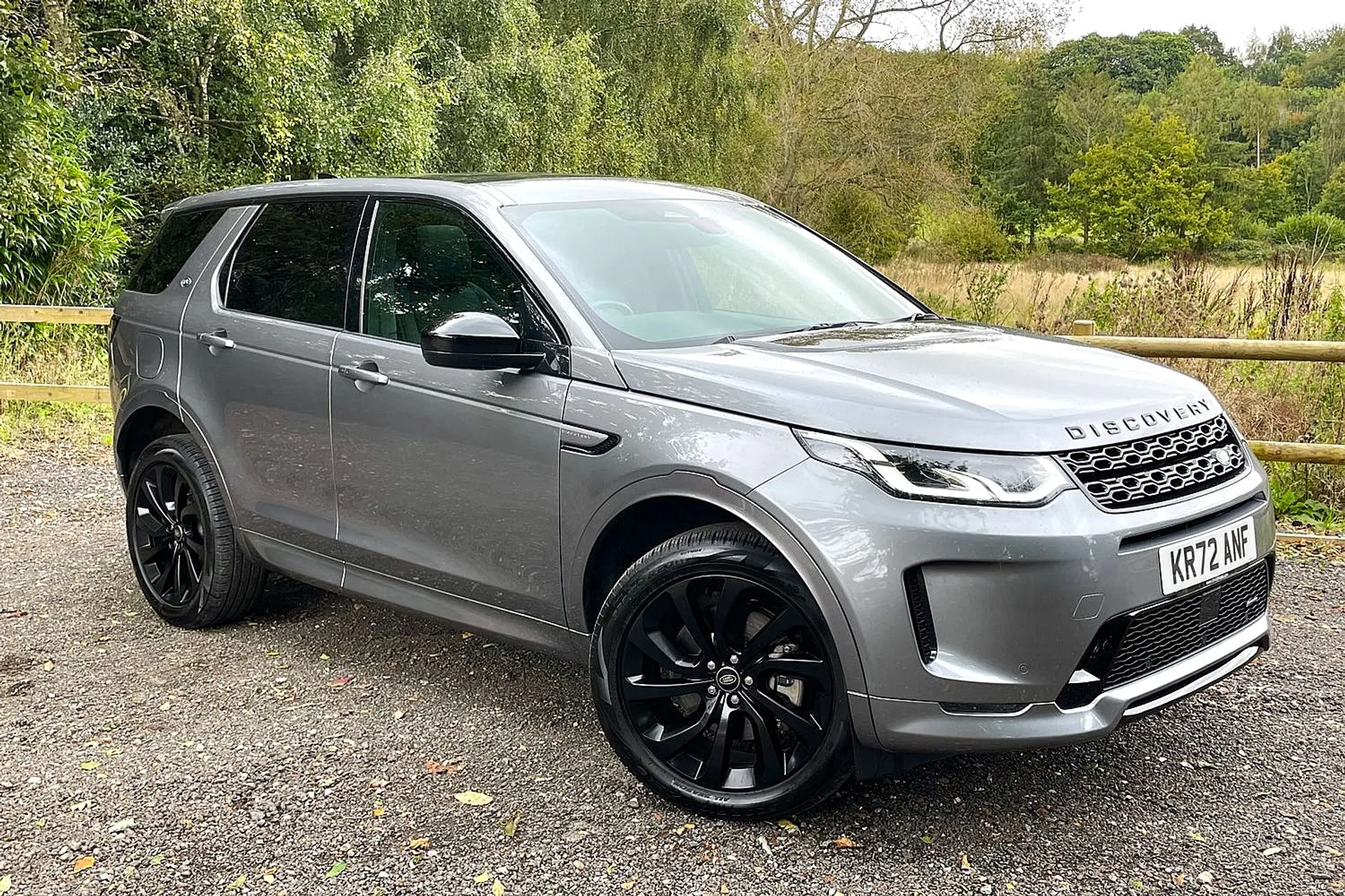 LAND ROVER DISCOVERY SPORT focused image