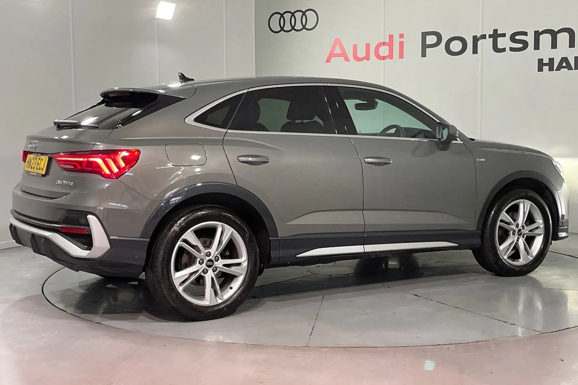 Audi Q3 thumbnail image number 6