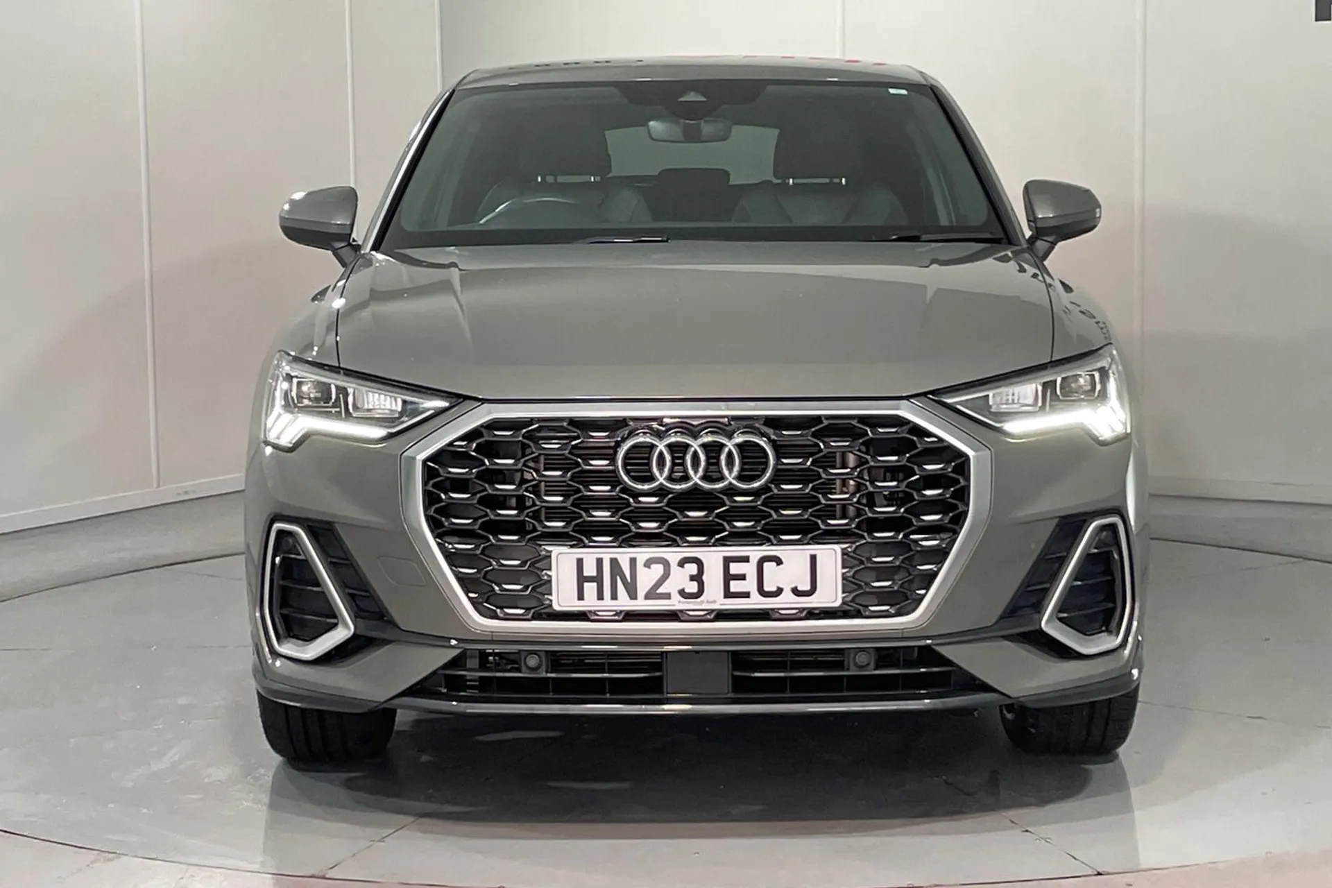 Audi Q3 thumbnail image number 11