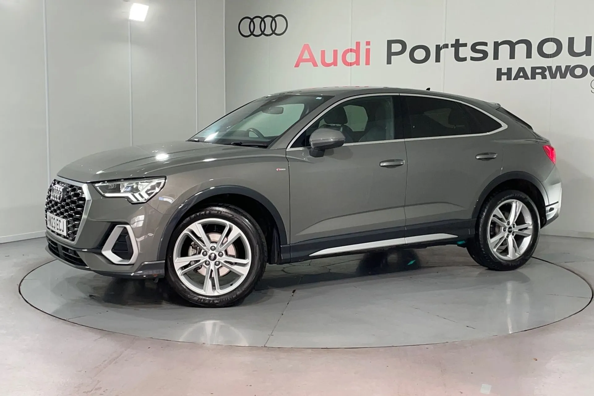 Audi Q3 thumbnail image number 10