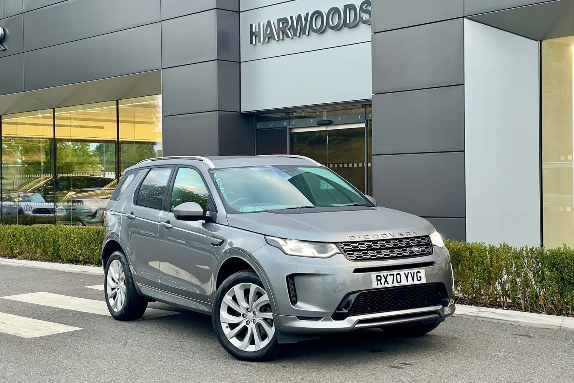 LAND ROVER DISCOVERY SPORT focused image