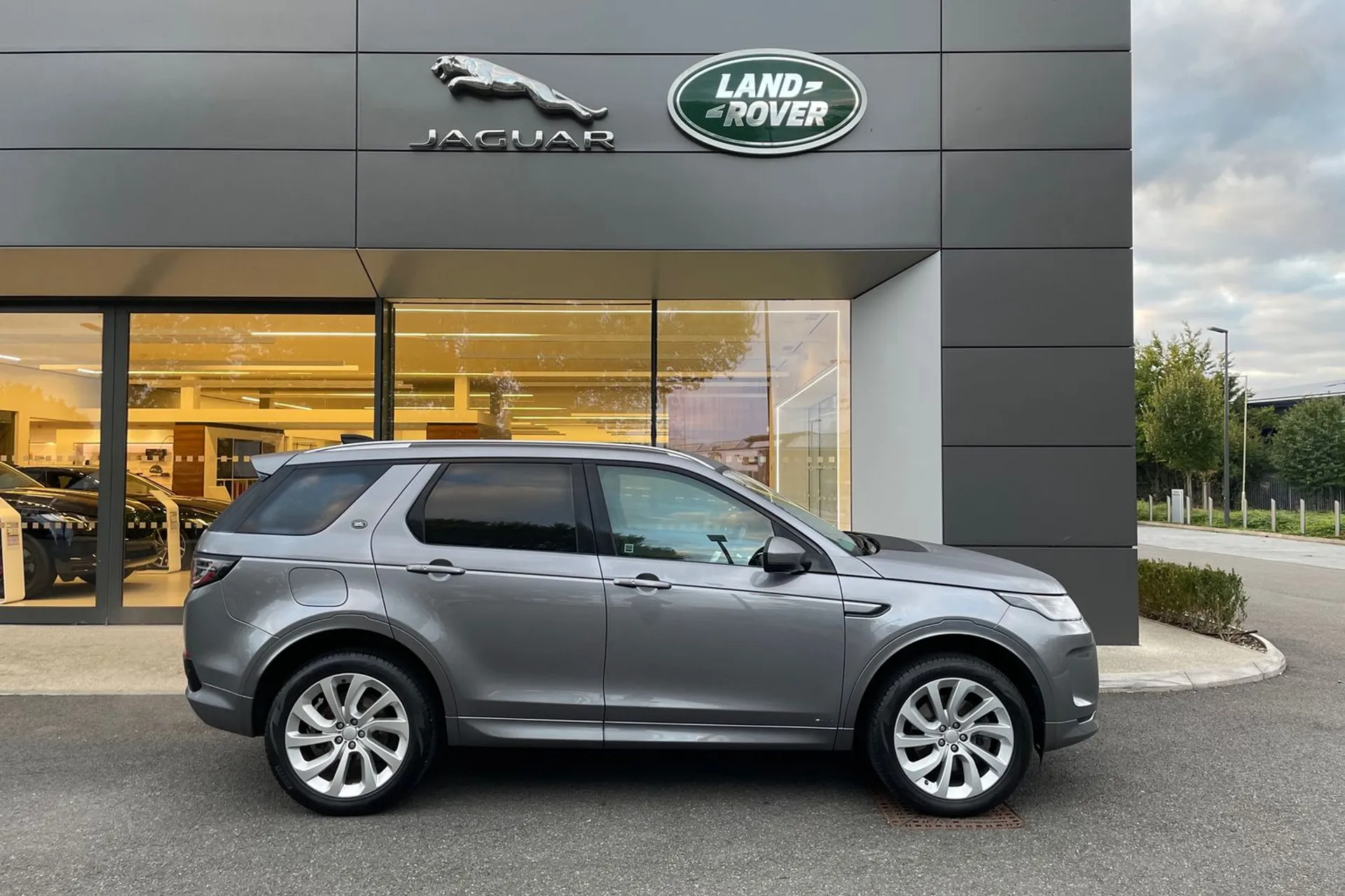 LAND ROVER DISCOVERY SPORT thumbnail image number 2