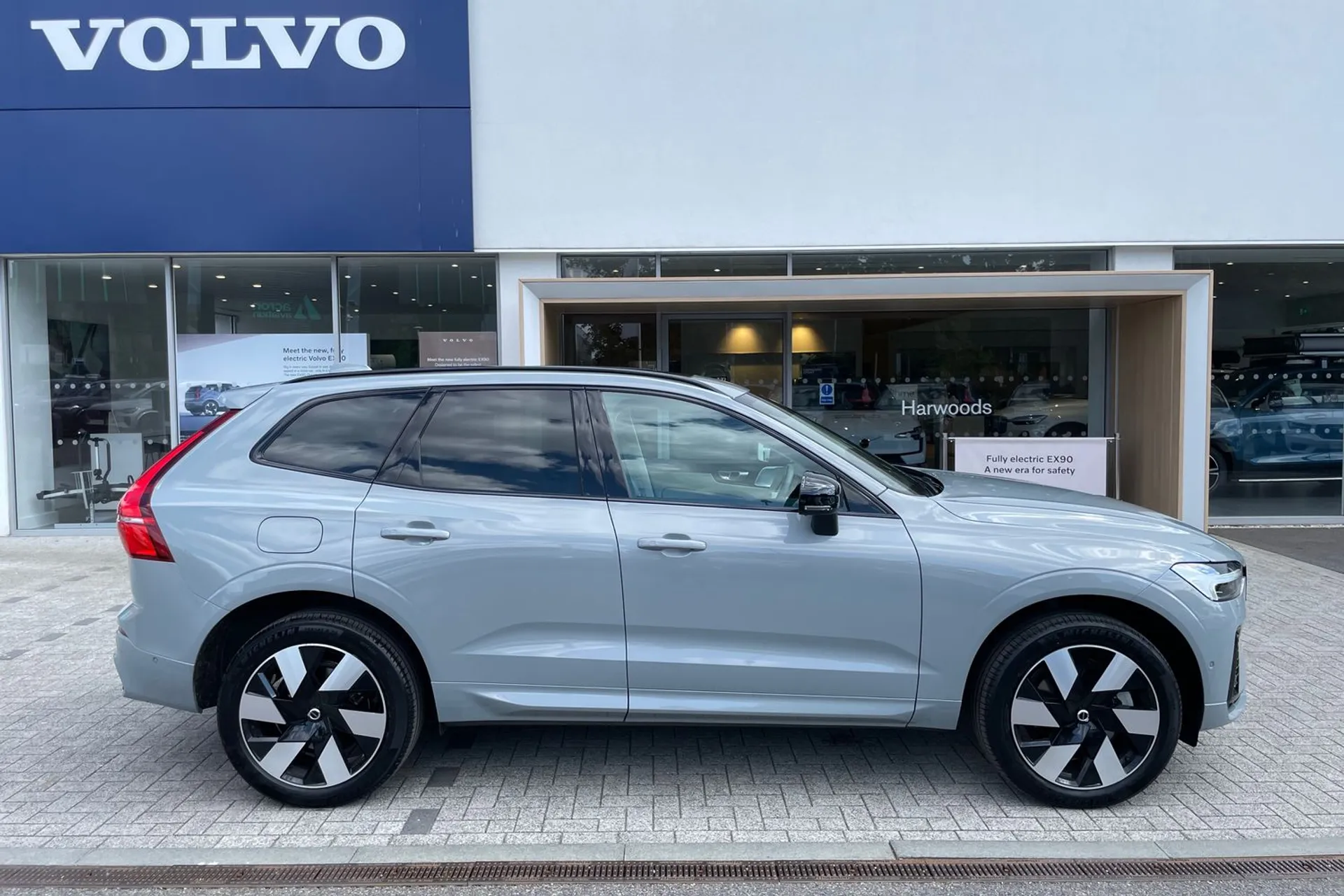 Volvo XC60 thumbnail image number 2