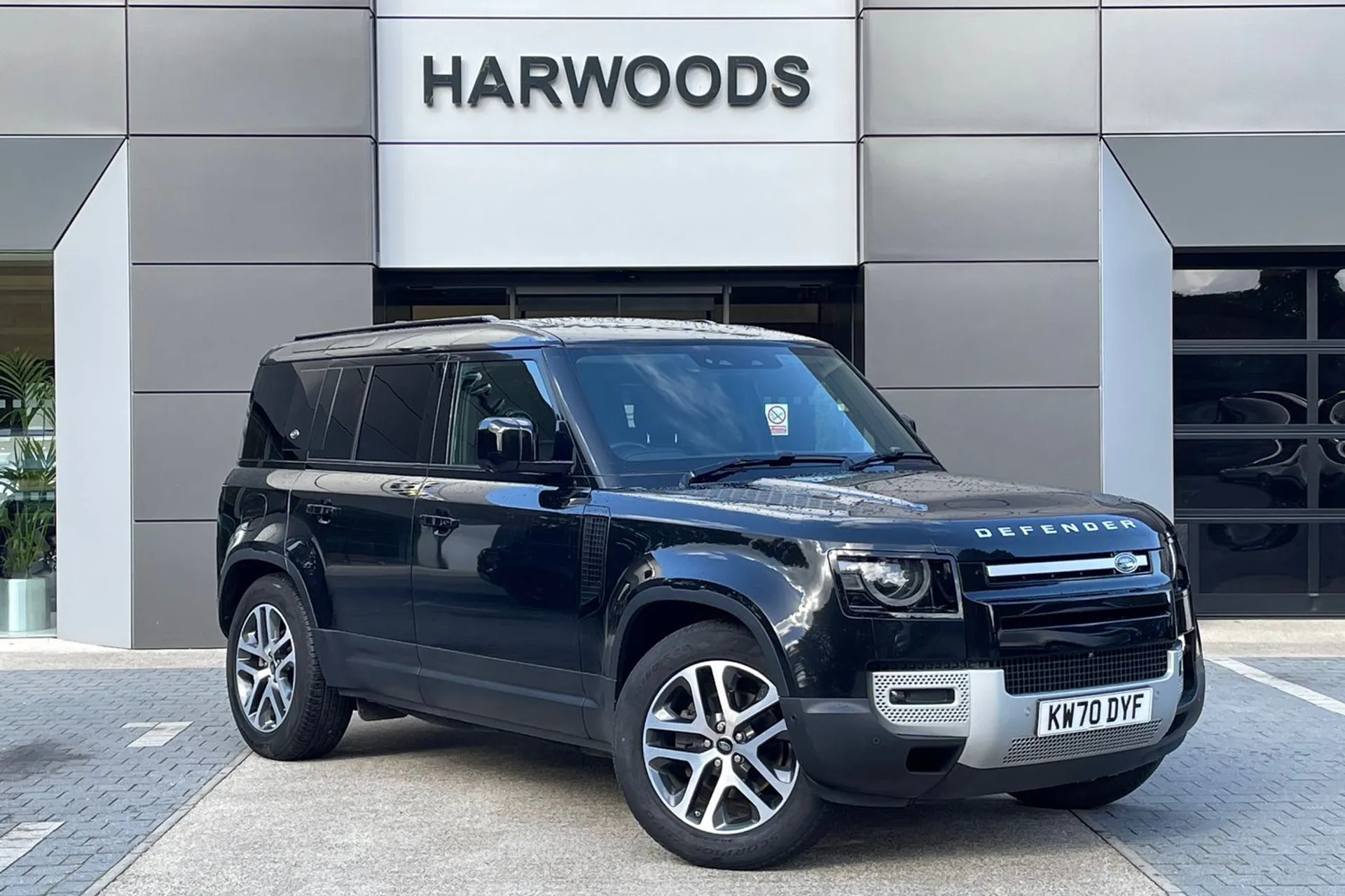 LAND ROVER DEFENDER focused image