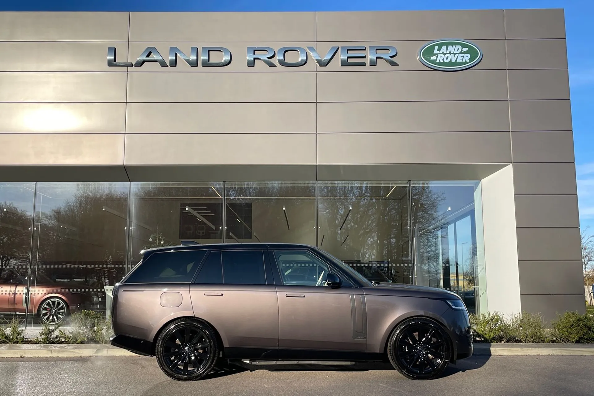 LAND ROVER RANGE ROVER thumbnail image number 2