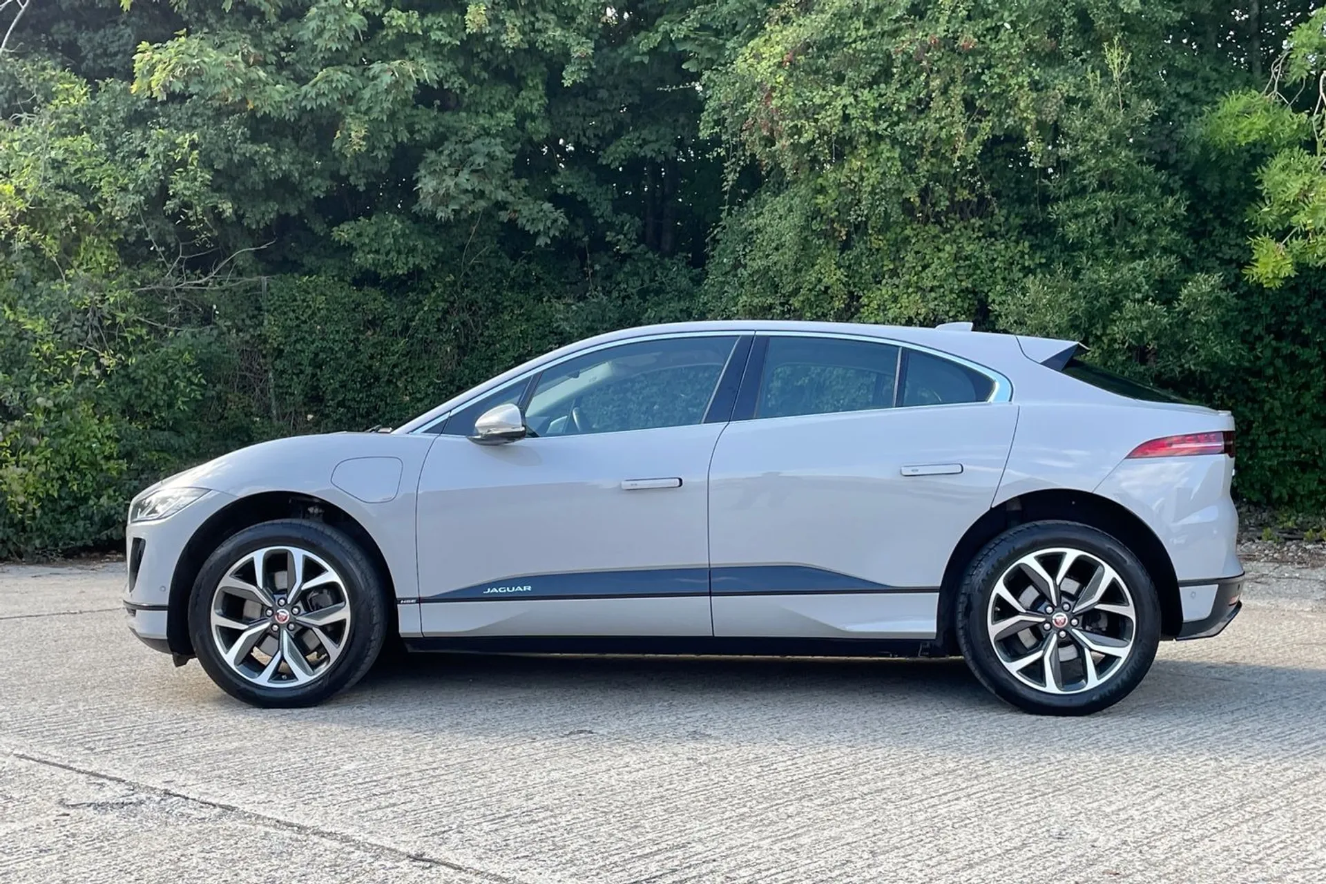 Jaguar I-PACE thumbnail image number 9