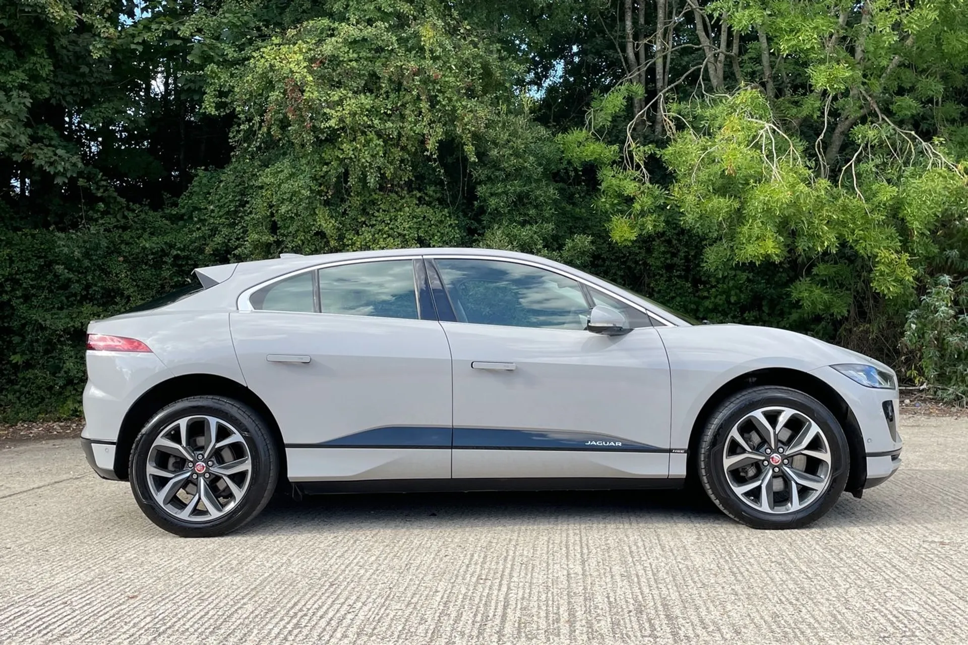 Jaguar I-PACE thumbnail image number 2