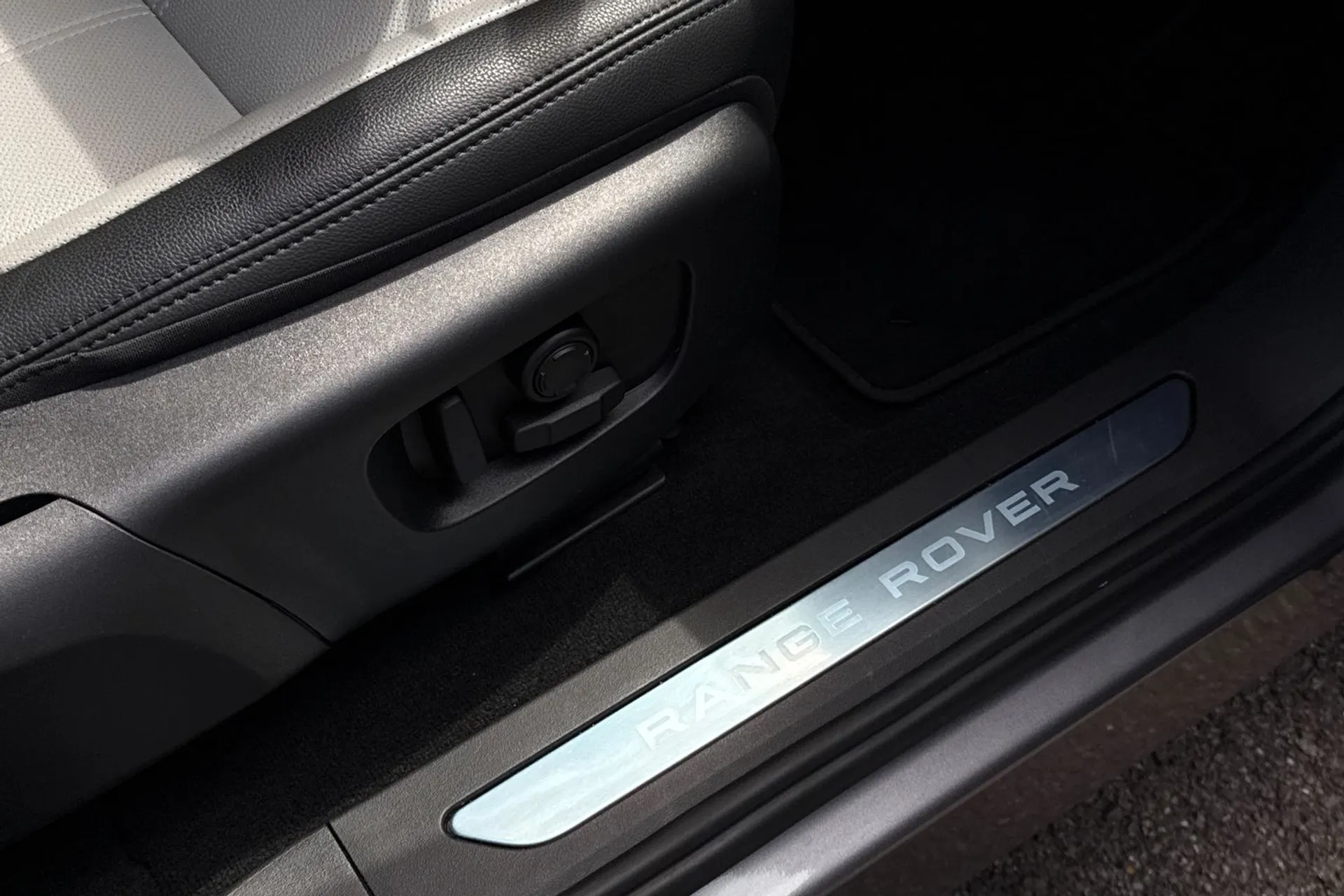 LAND ROVER RANGE ROVER EVOQUE thumbnail image number 39