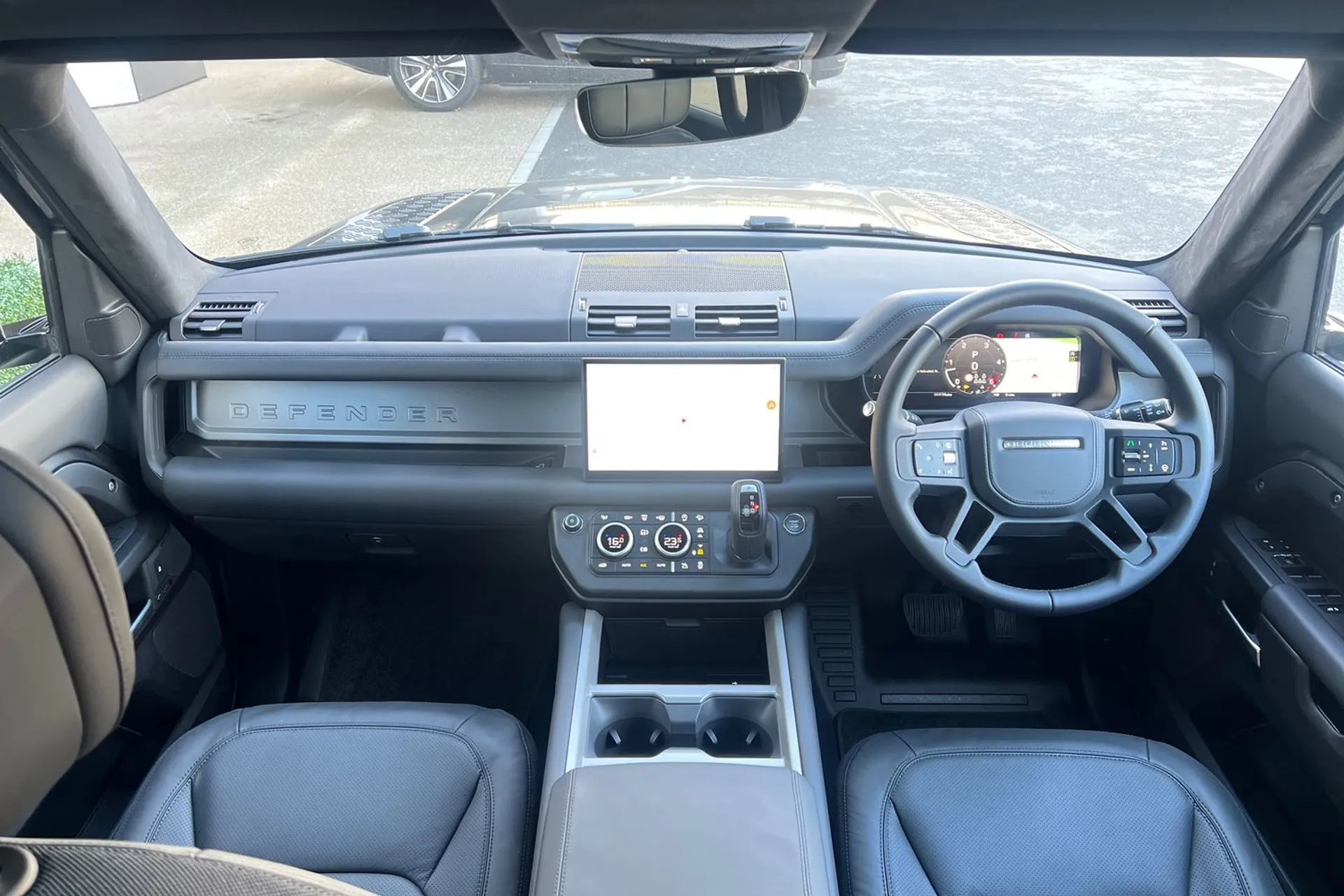 LAND ROVER Defender 130 thumbnail image number 40