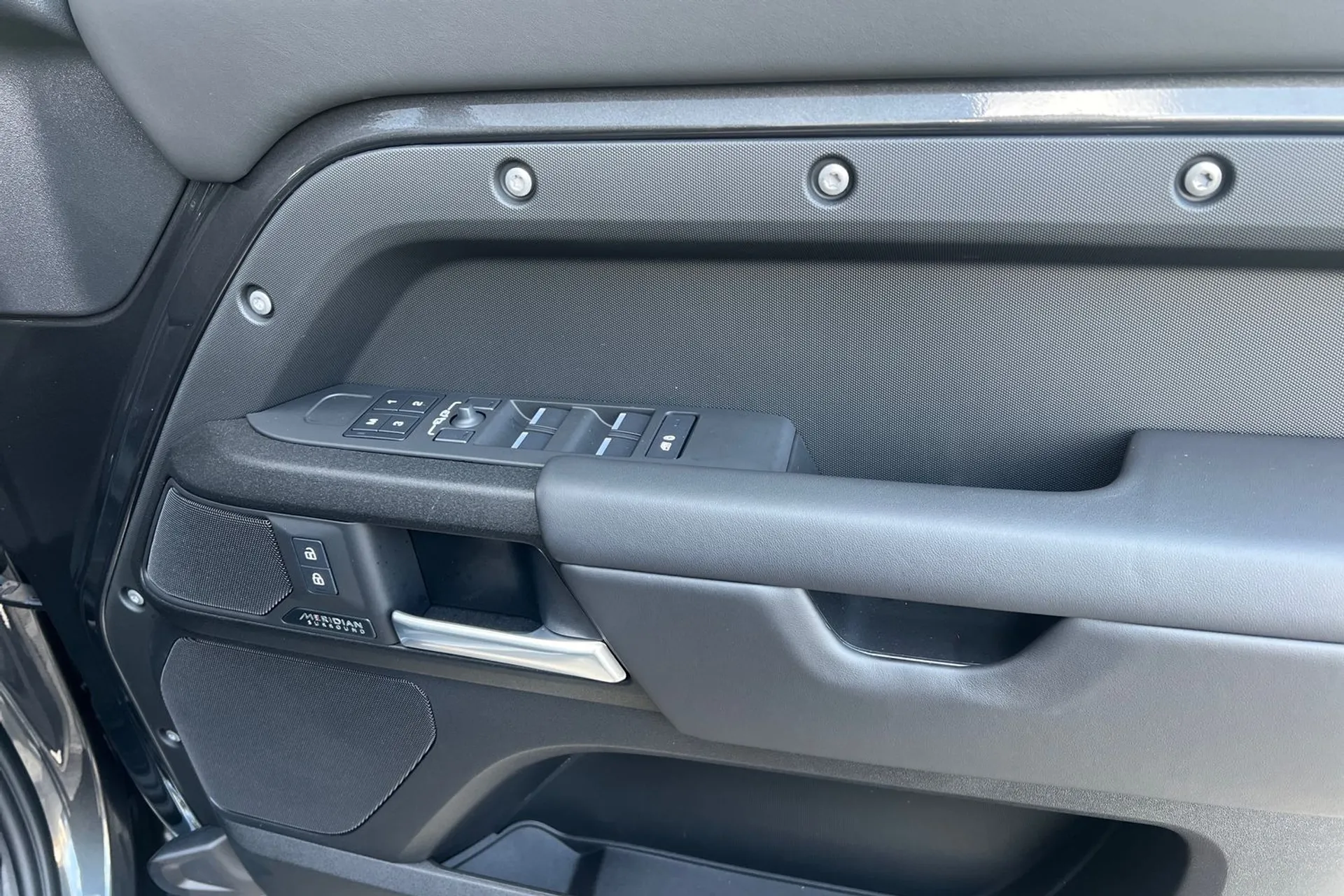 LAND ROVER Defender 130 thumbnail image number 50