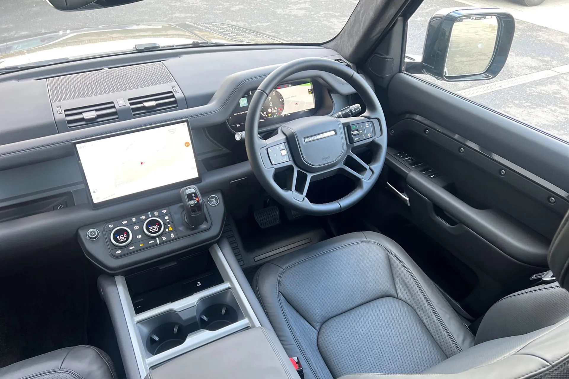 LAND ROVER Defender 130 thumbnail image number 42