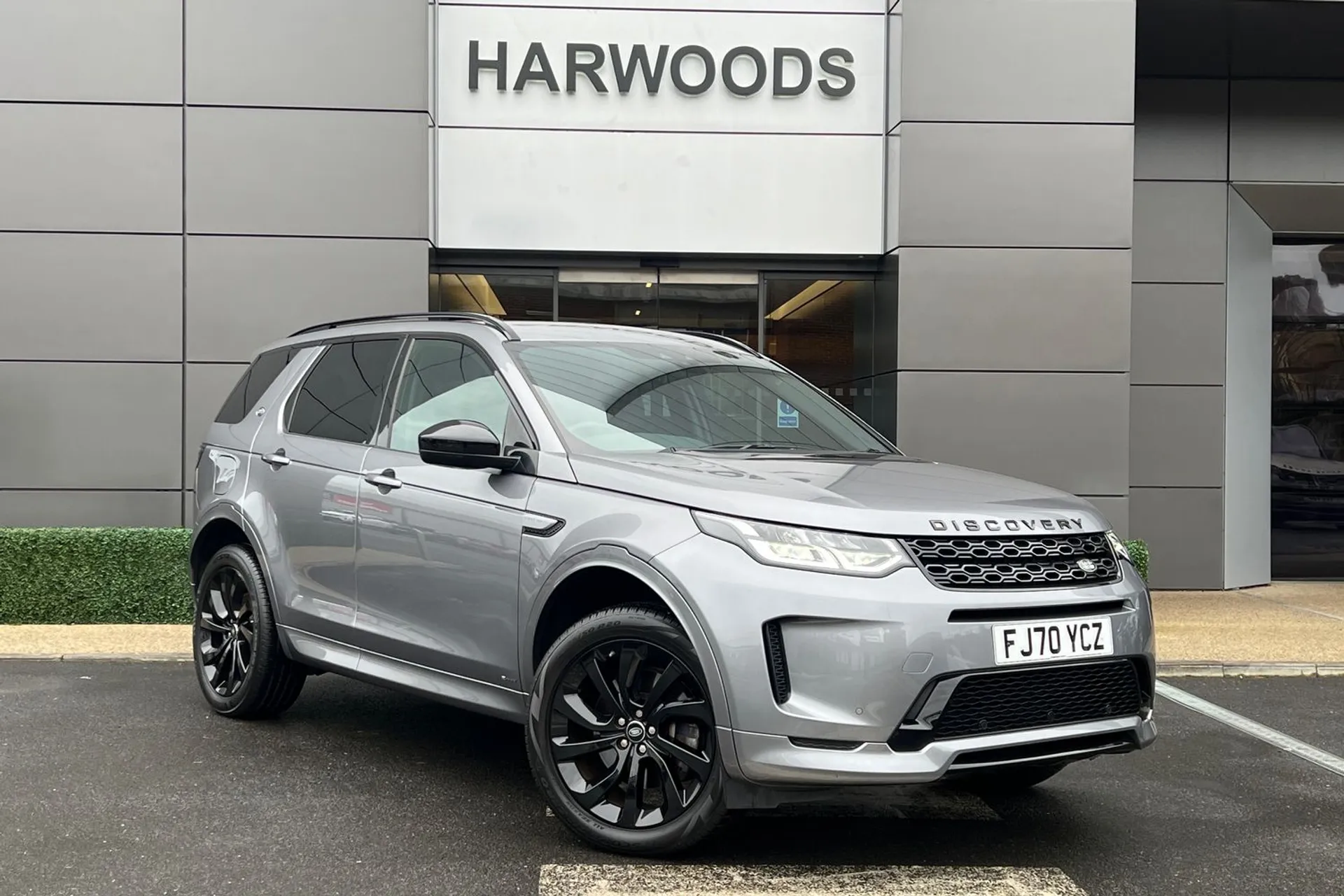 LAND ROVER DISCOVERY SPORT focused image