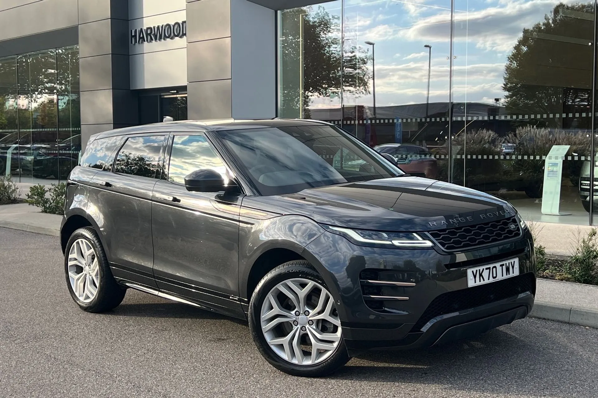 LAND ROVER RANGE ROVER EVOQUE focused image