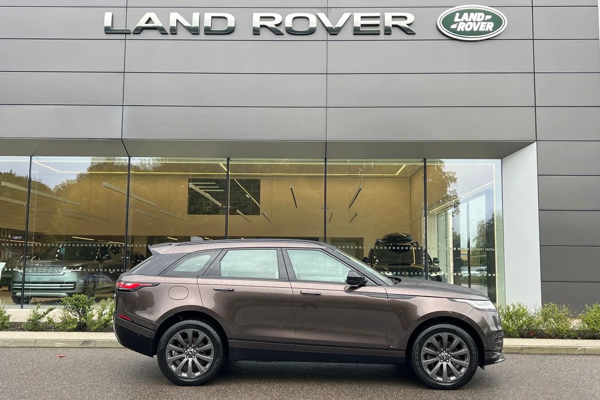 LAND ROVER RANGE ROVER VELAR thumbnail image number 2