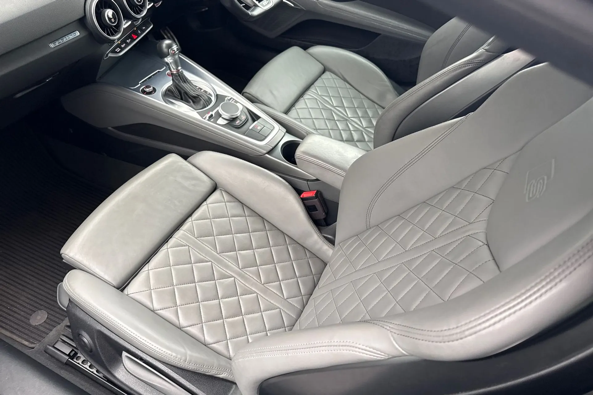 Audi TT thumbnail image number 44