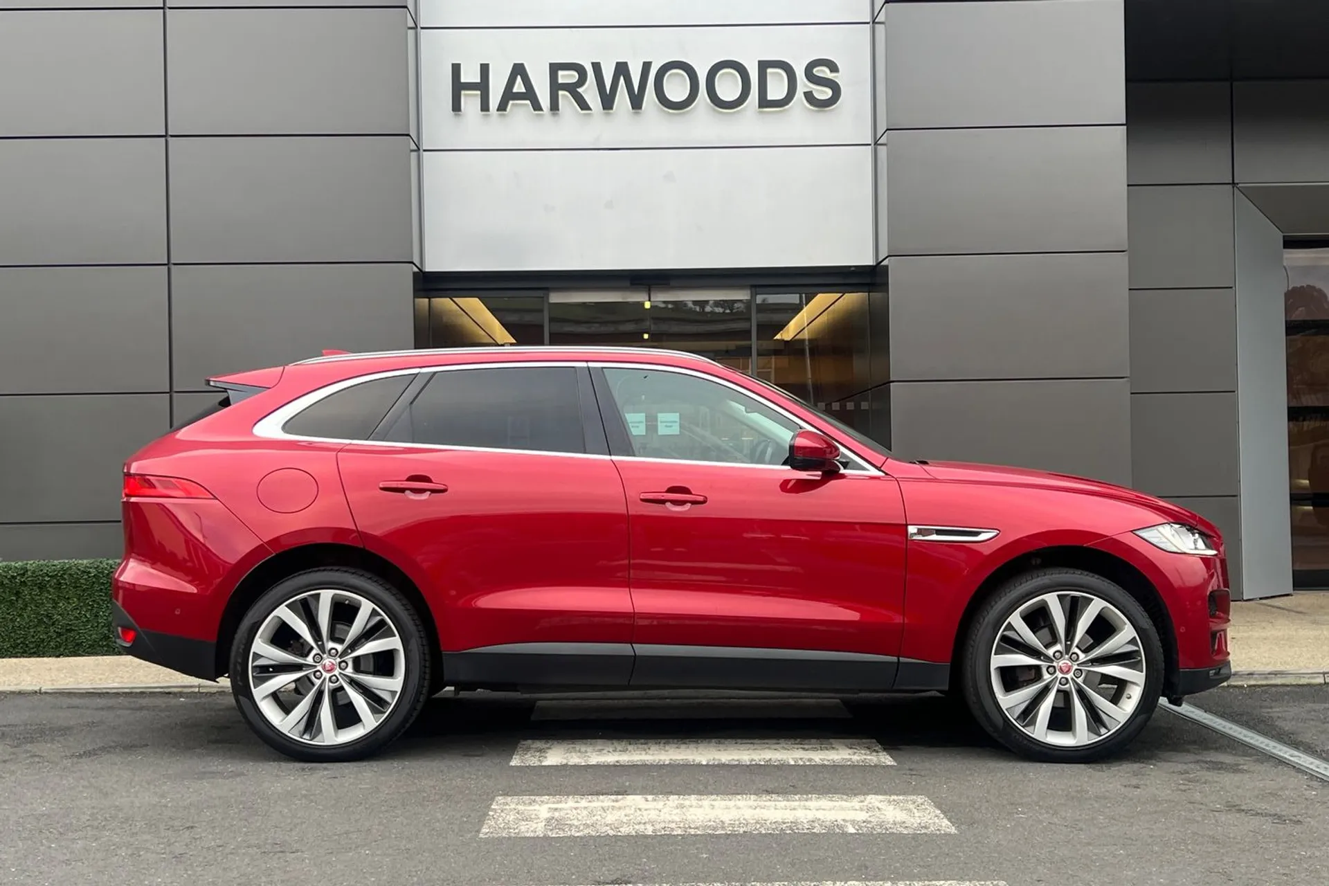 Jaguar F-PACE thumbnail image number 2