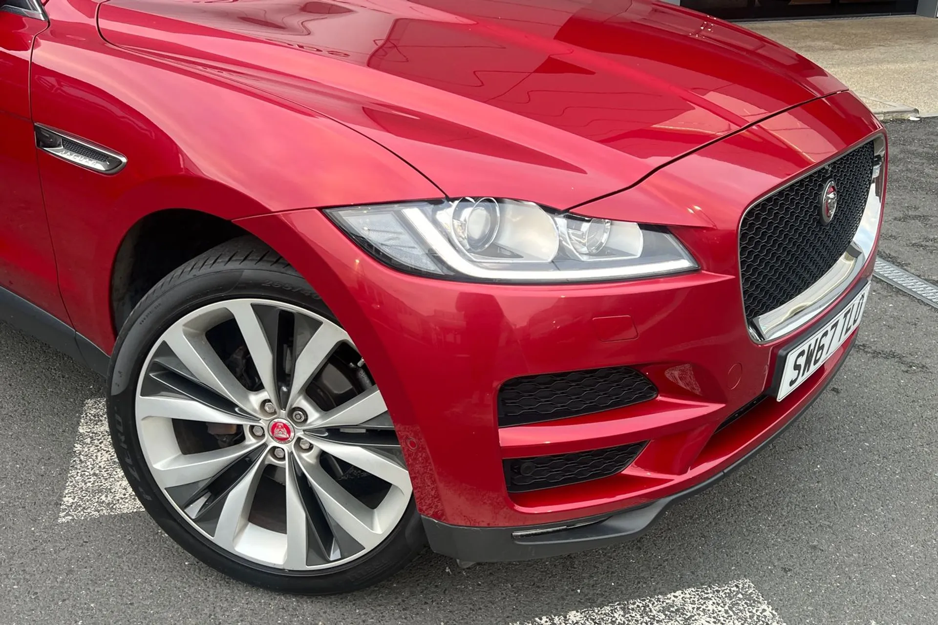 Jaguar F-PACE thumbnail image number 15