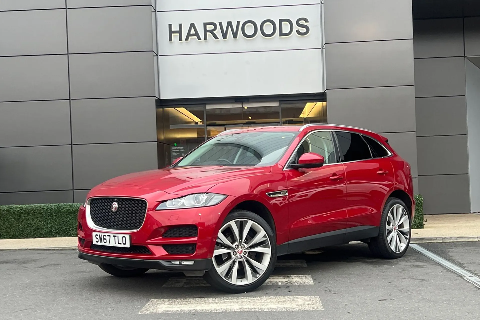 Jaguar F-PACE thumbnail image number 13