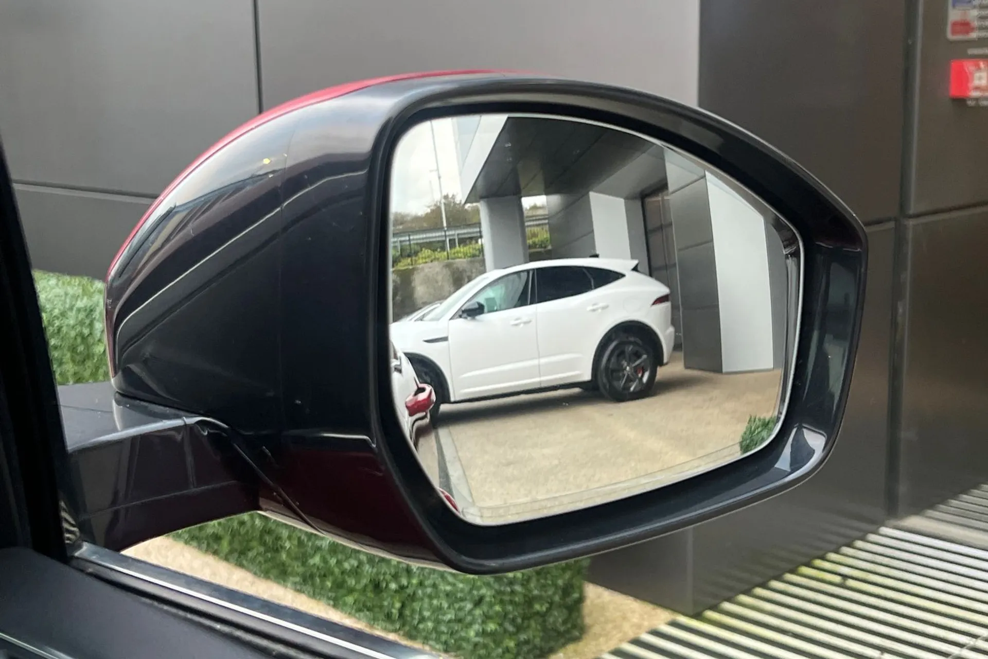 Jaguar F-PACE thumbnail image number 29