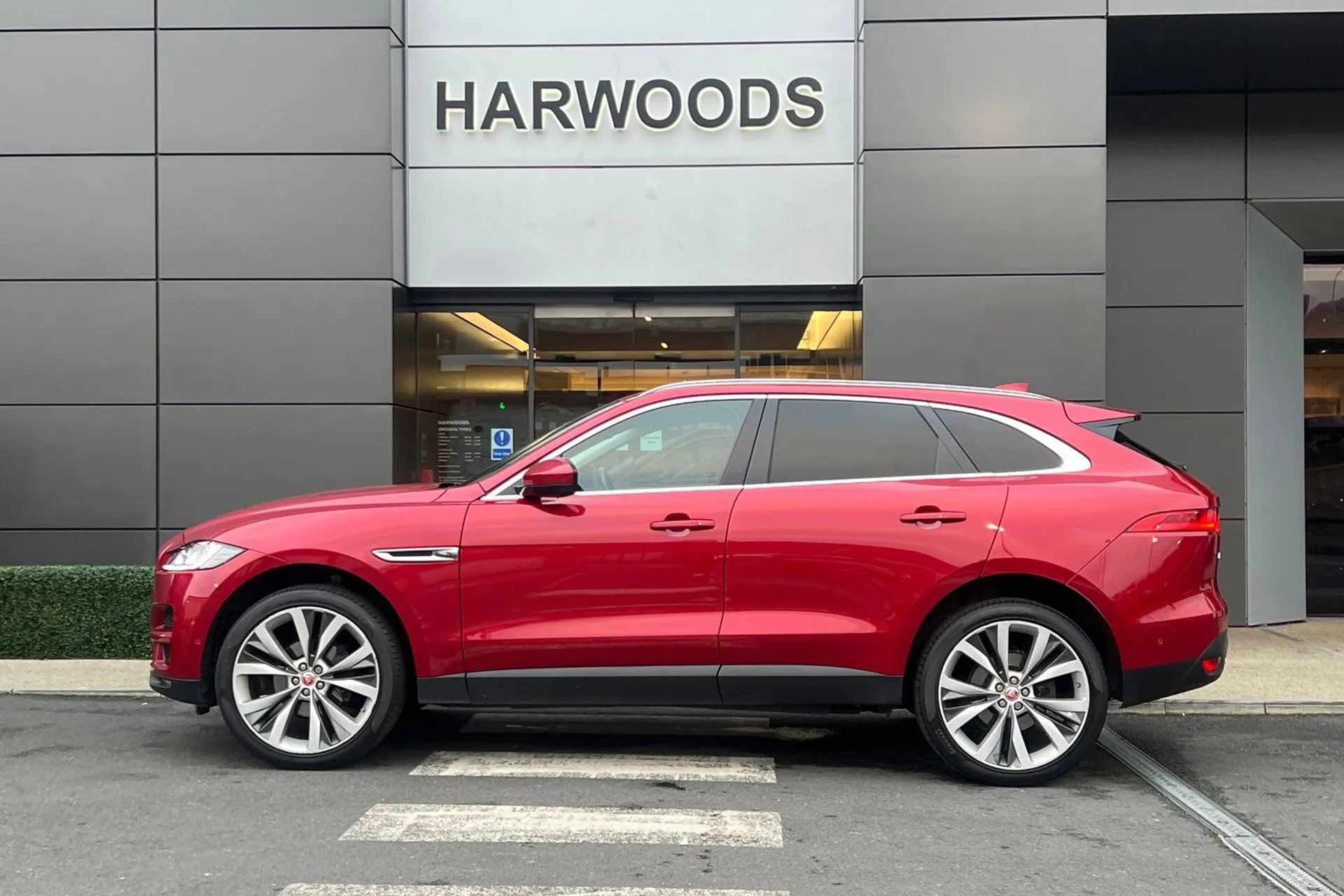 Jaguar F-PACE thumbnail image number 12