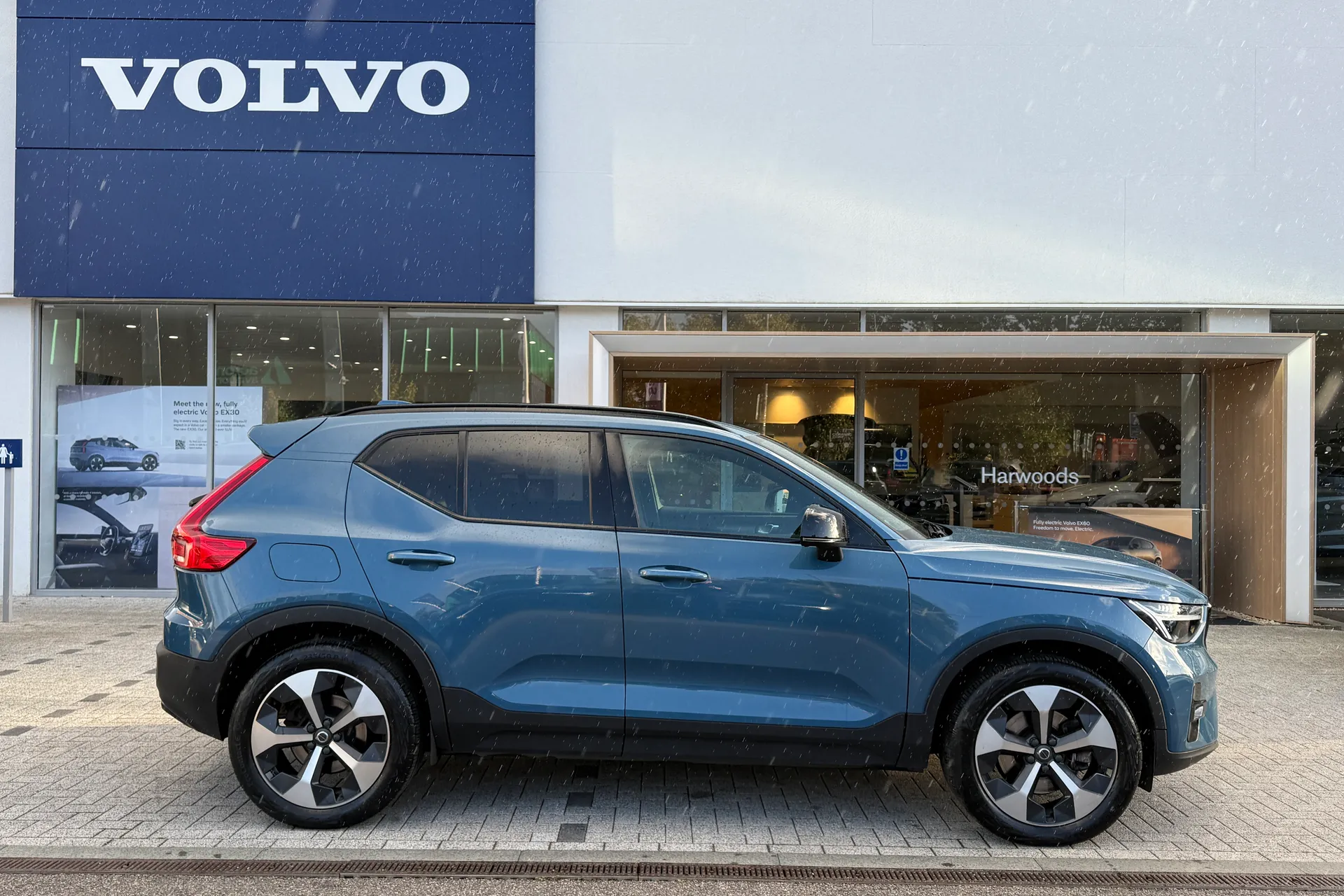 Volvo XC40 thumbnail image number 2