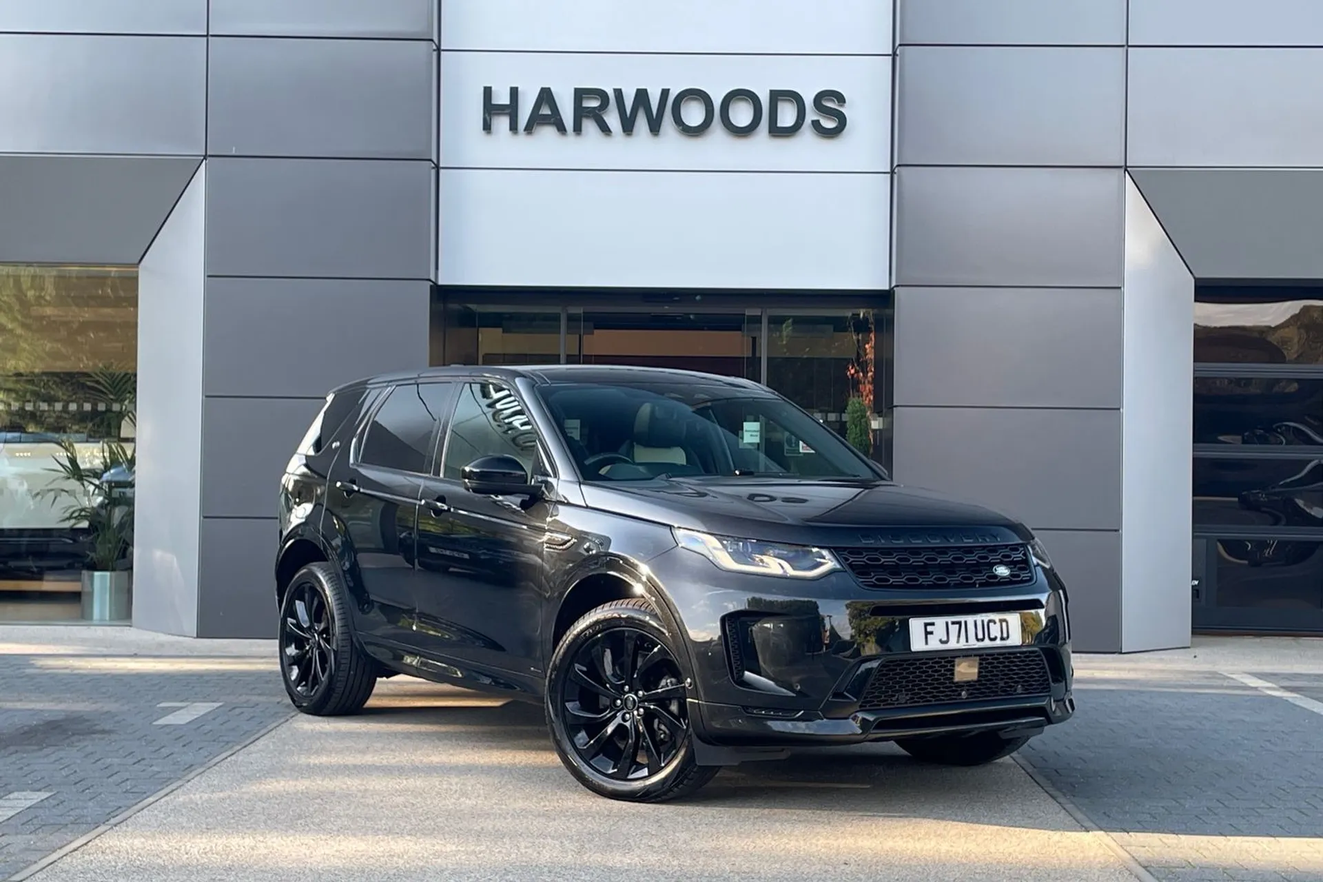 LAND ROVER DISCOVERY SPORT focused image