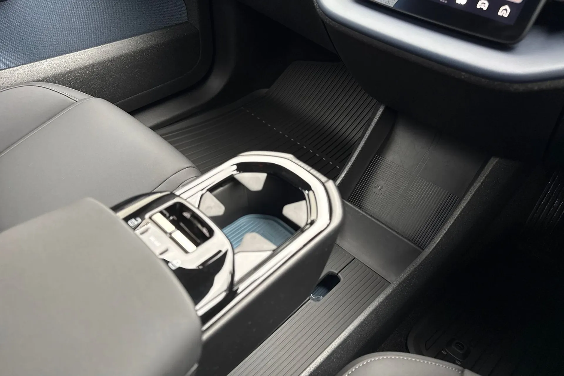 Volvo EX30 thumbnail image number 42